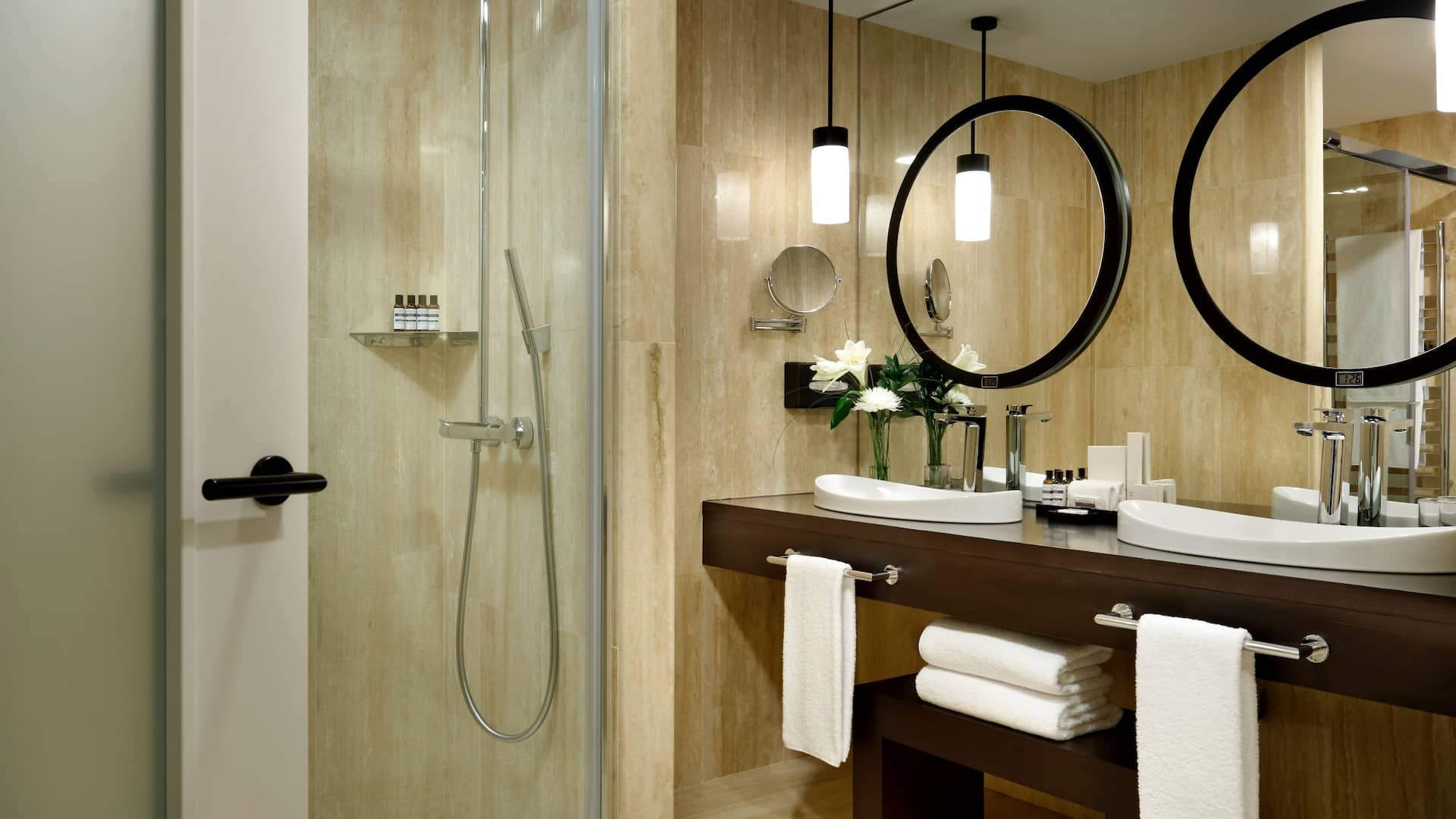 4 de 4 Hyatt Regency Hesperia Madrid Family Room Bathroom