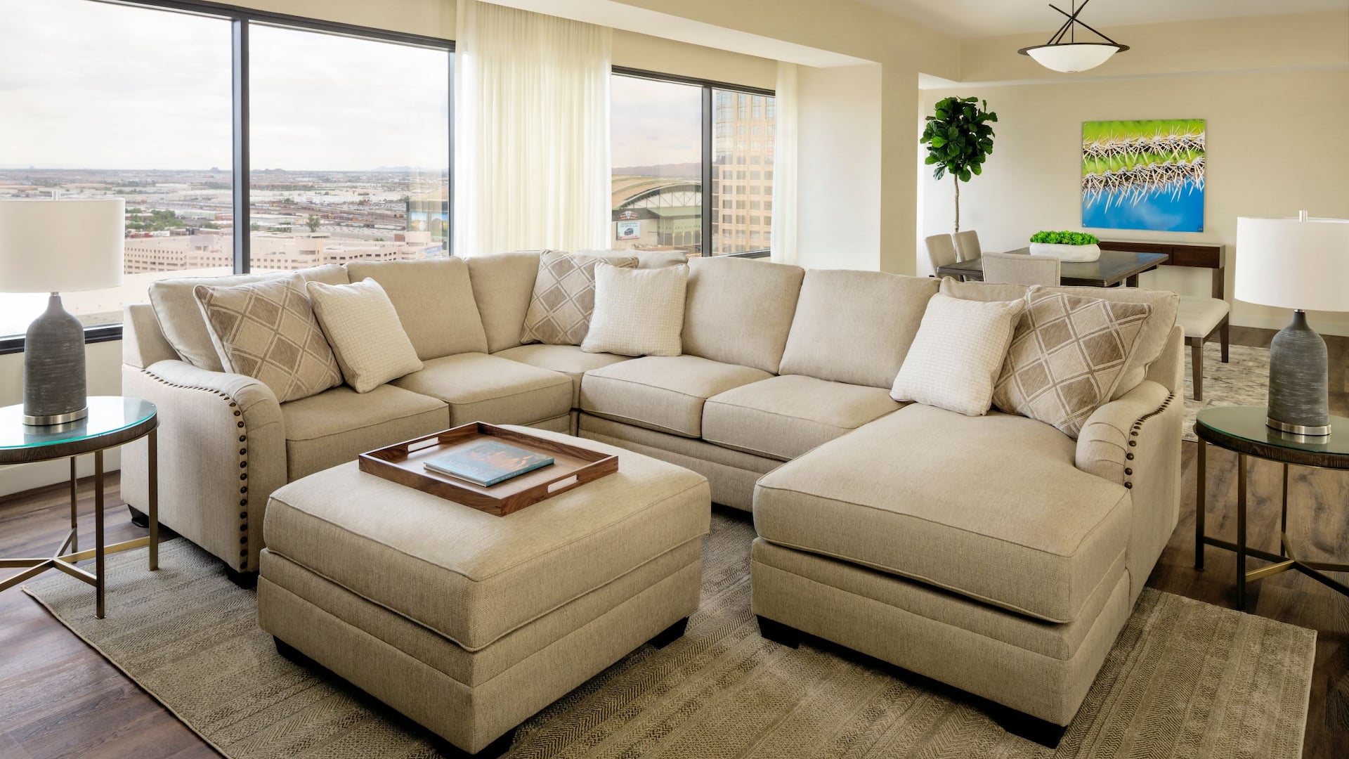 第 2，共 3 Hyatt Regency Phoenix Suite Living Room