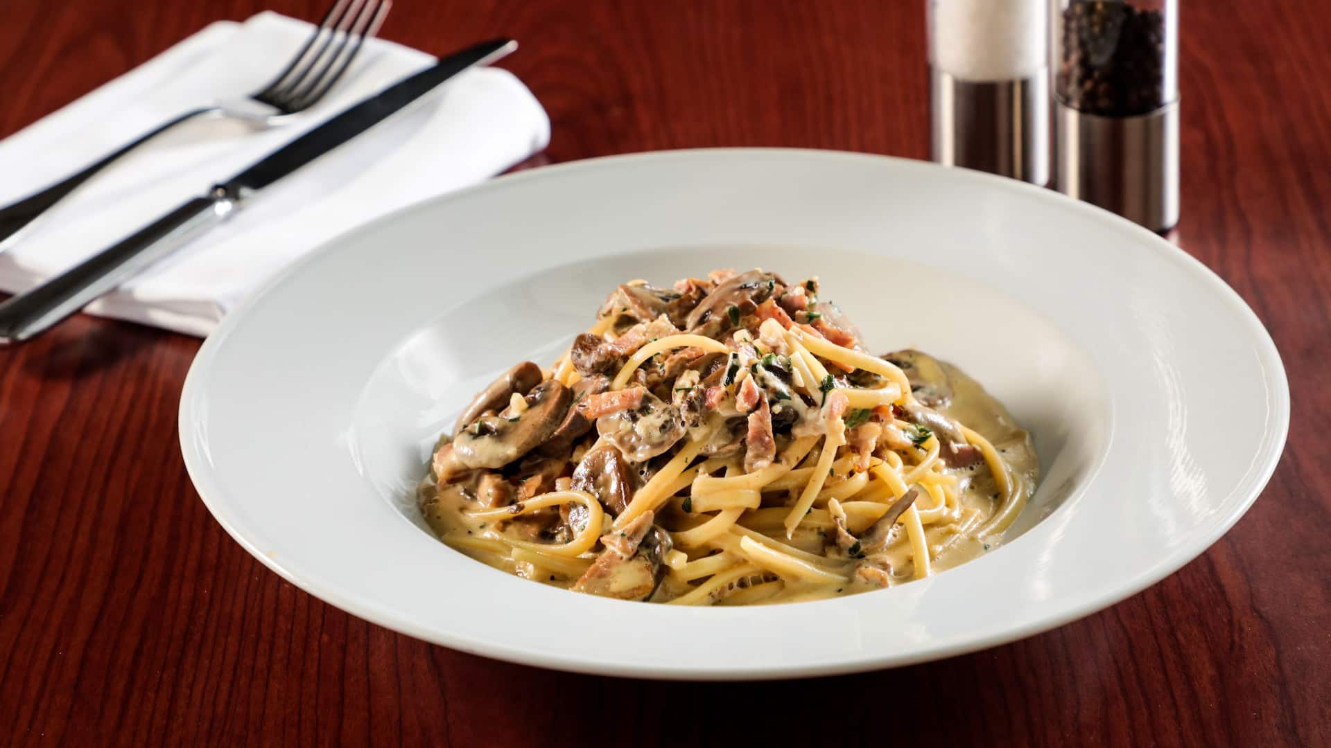 Hyatt Regency Hong Kong, Sha Tin Cafe Linguine Carbonara
