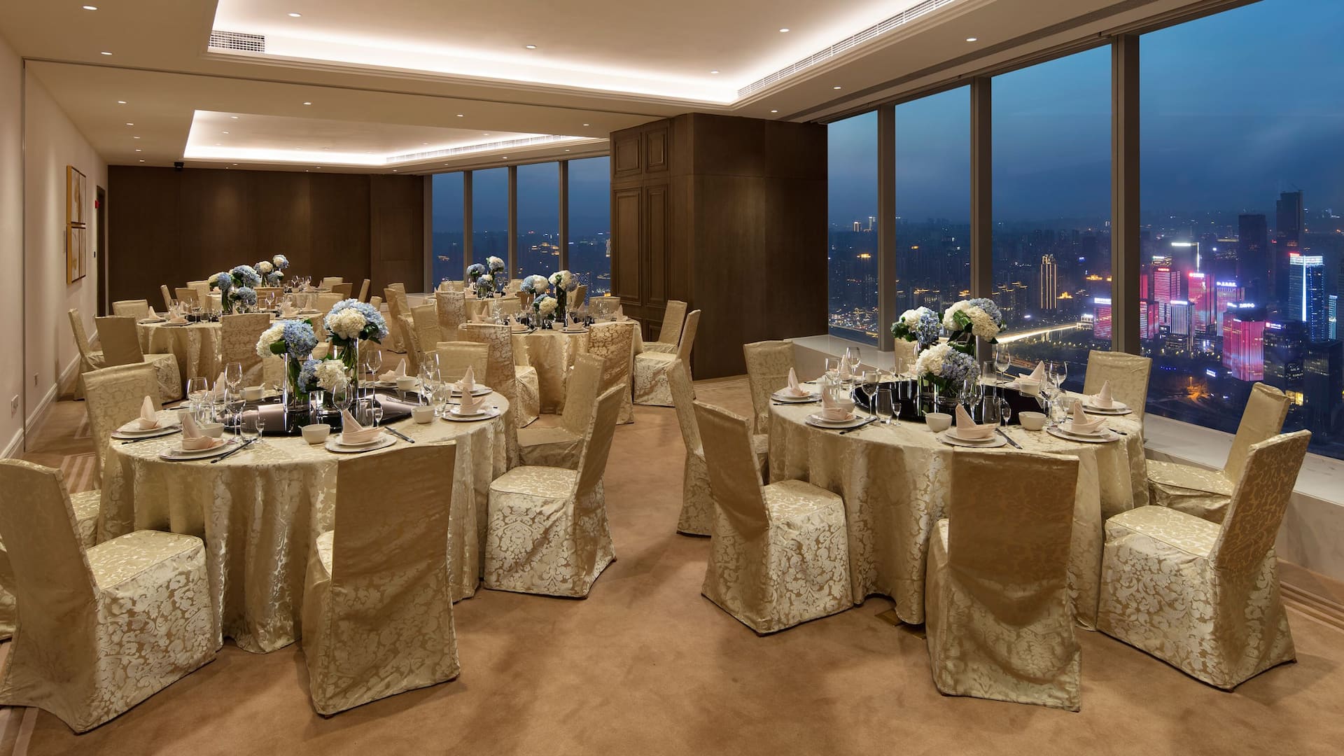 The Lixury Hotel Meeting room