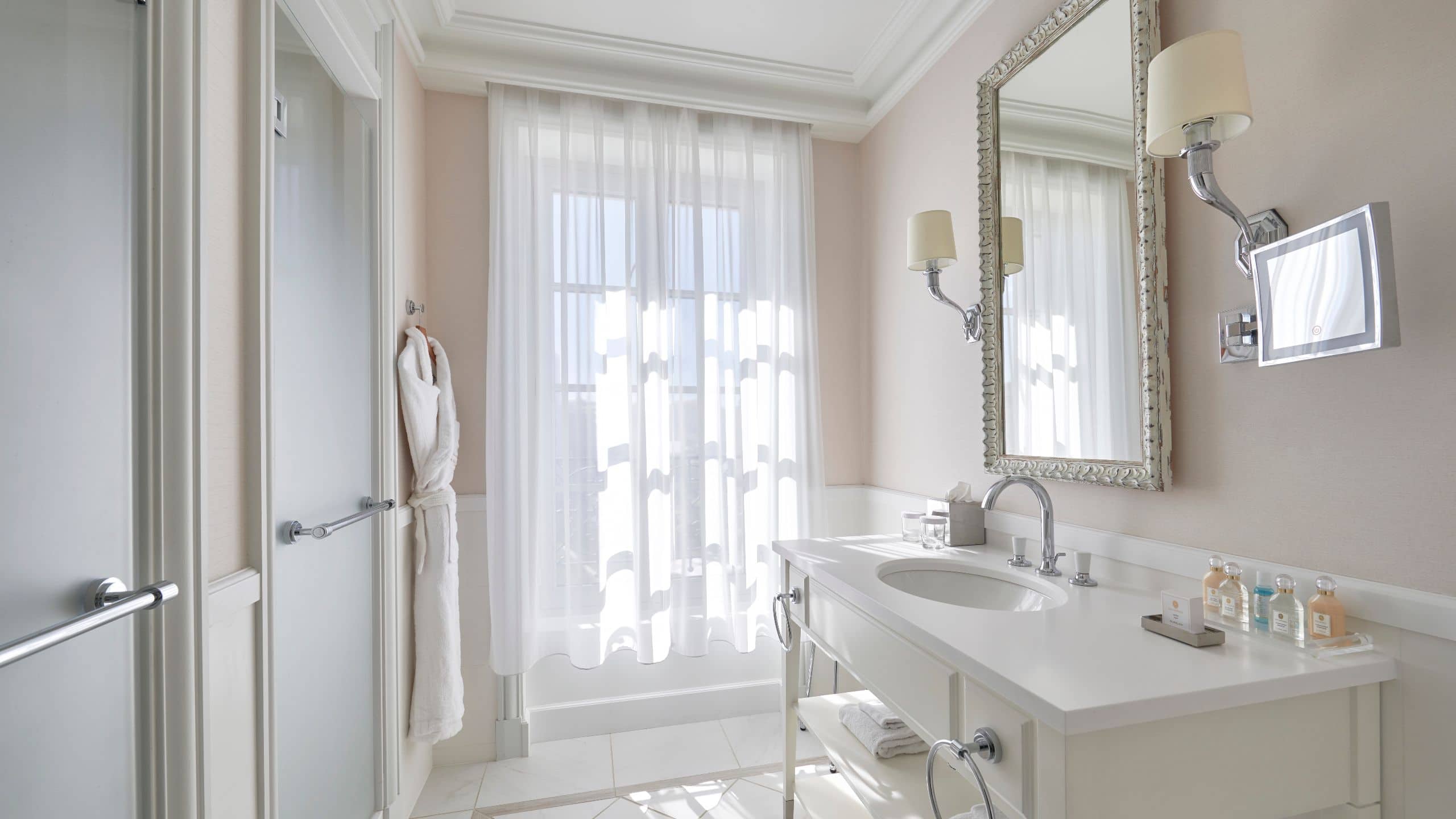 Hôtel du Palais Biarritz Twin Guest Bathroom