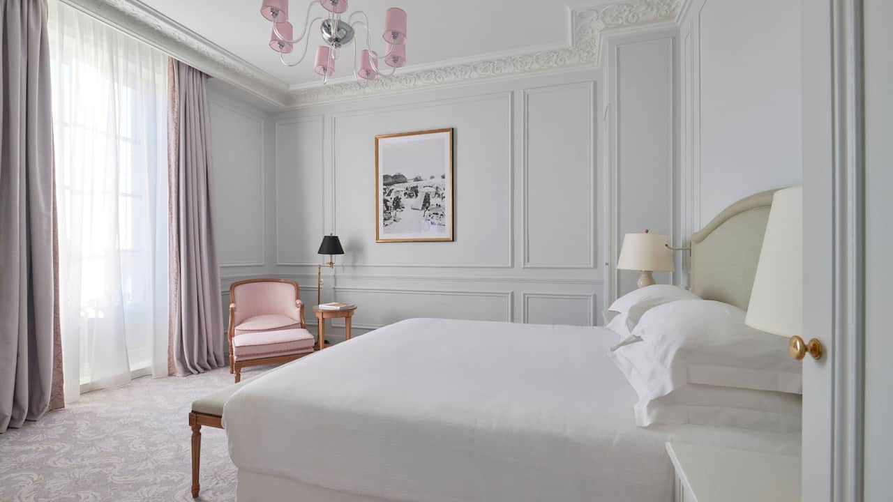 Hotel du Palais - King Guestroom with beach view