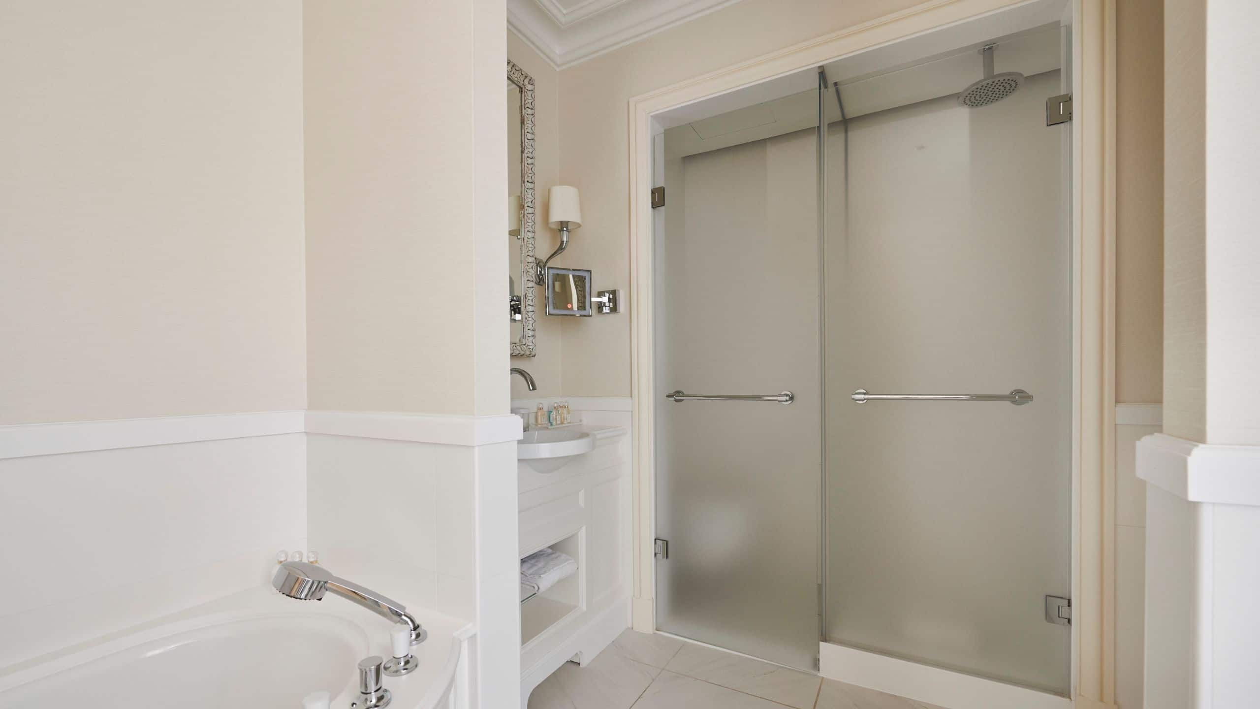 第 4，共 7 Hôtel du Palais Biarritz Deluxe King Bathroom