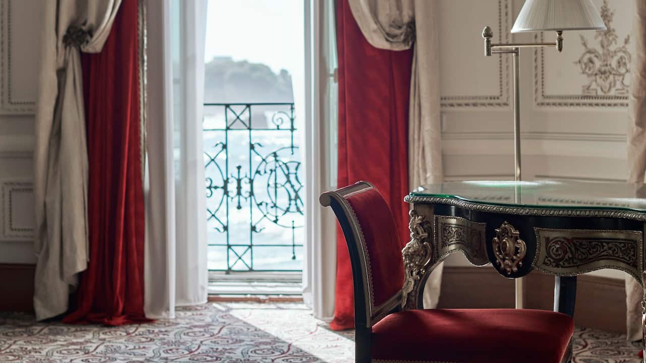 Hotel du Palais - Royal Suite Living Area
