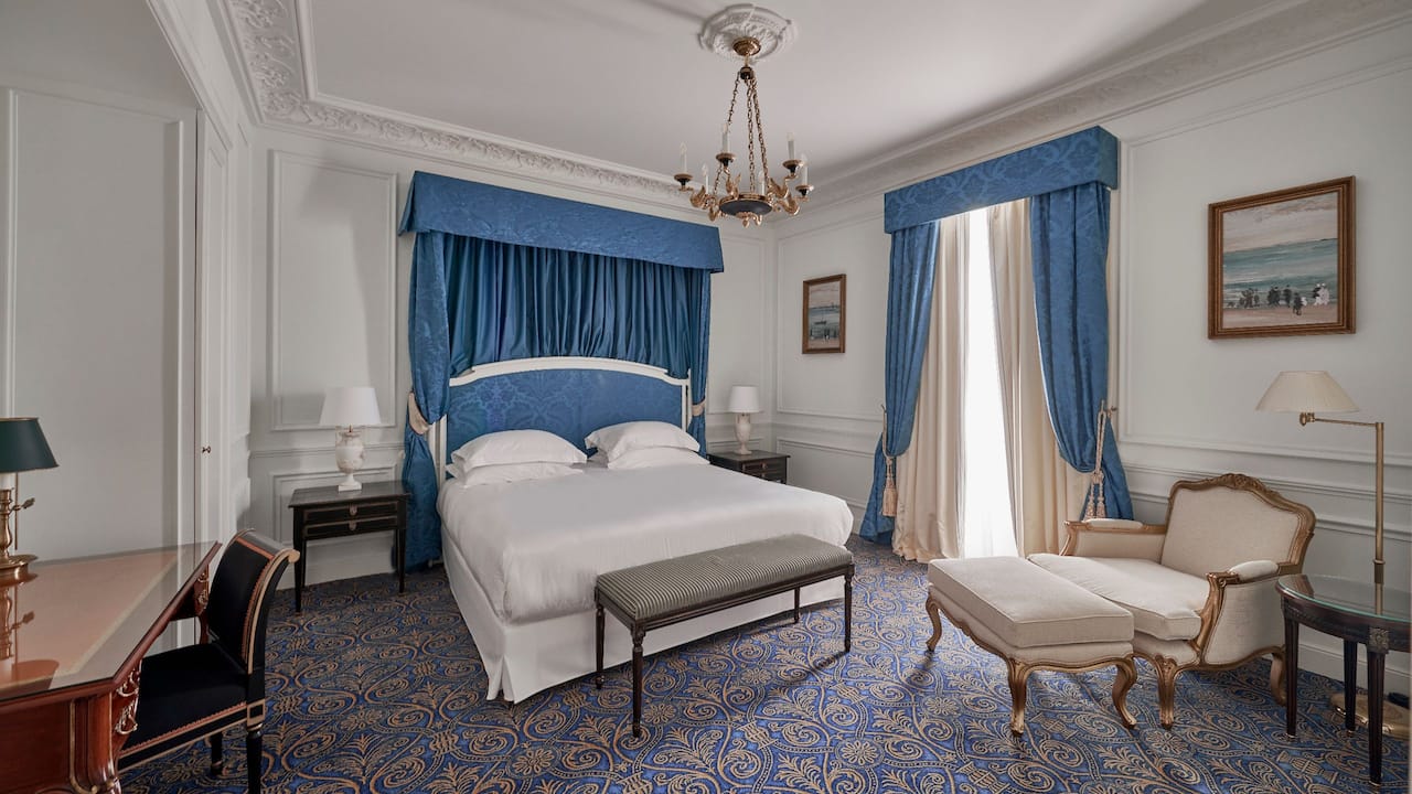 Hotel du Palais - King Royal Suite Bedroom