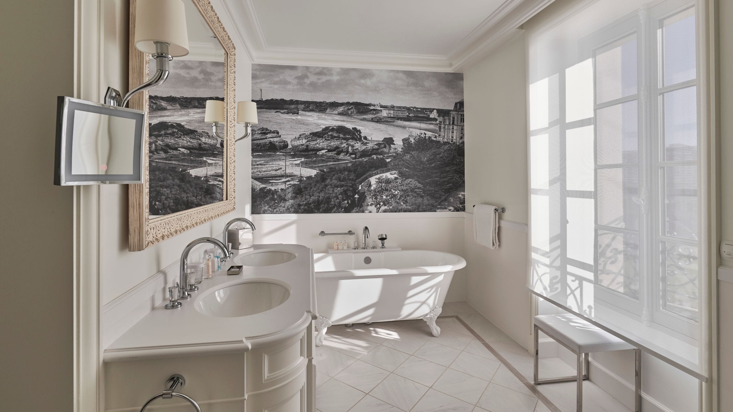 7/7 Hôtel du Palais Biarritz King Royal Suite Bathroom