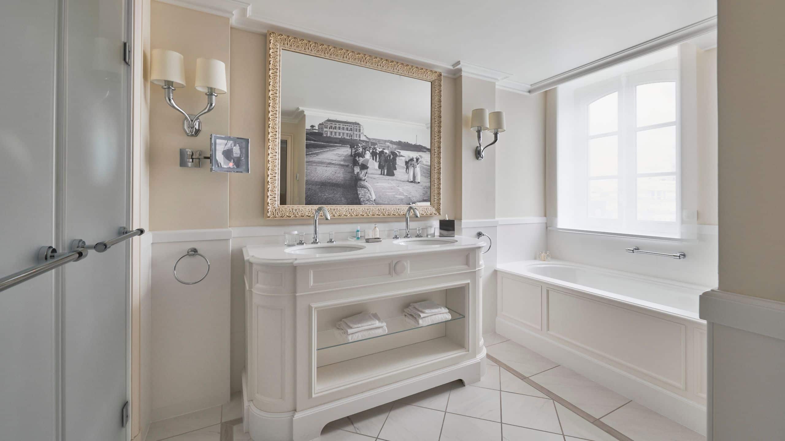 6/6 Hôtel du Palais Biarritz Two Bed Imperial Suite Bathroom