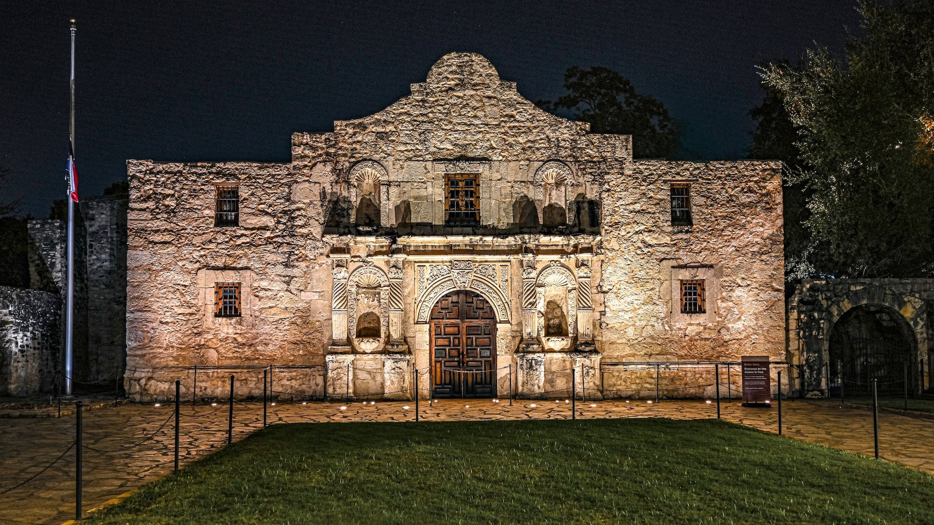 Hyatt Regency San Antonio Riverwalk Alamo Night