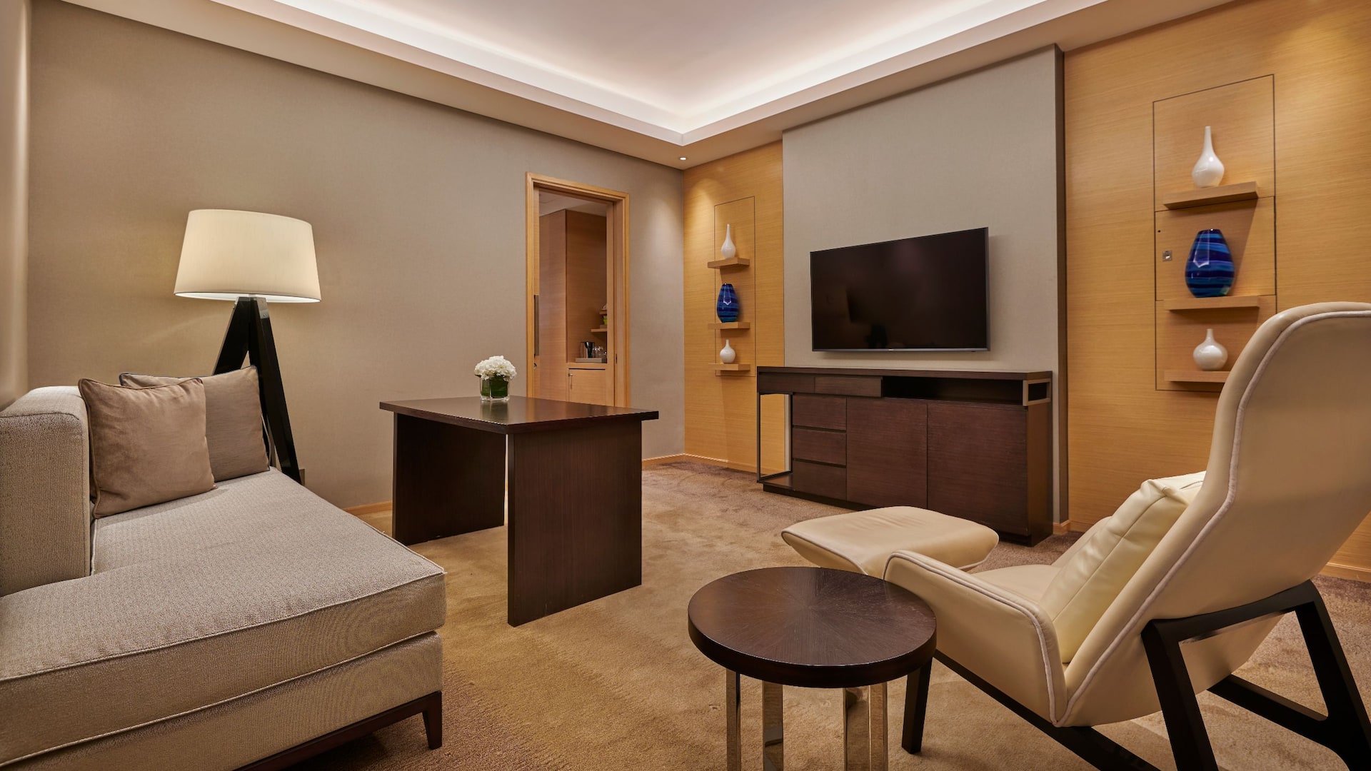 2 من 5 Hyatt Regency Riyadh Olaya King Bed Living Room