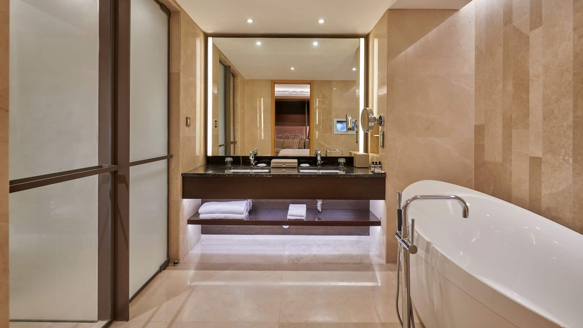 5 من 9 Hyatt Regency Riyadh Olaya Prince Suite Bathroom