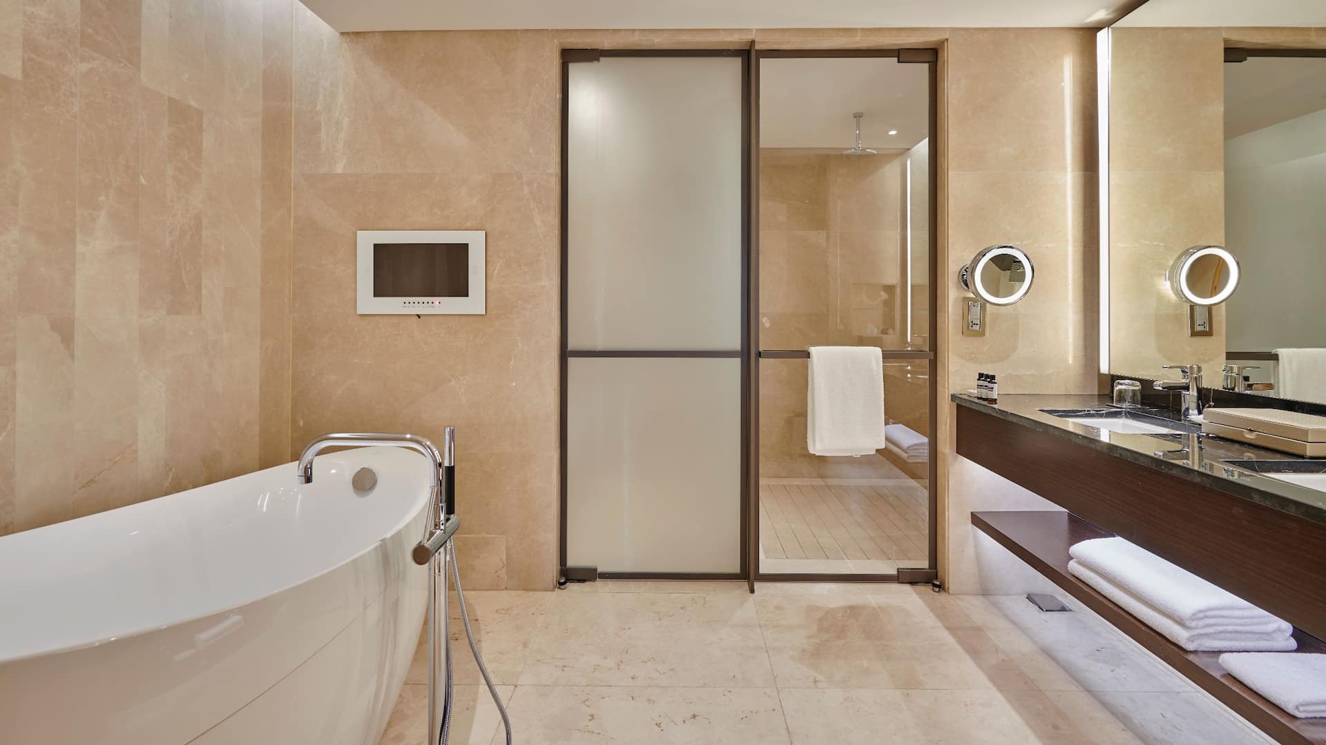 4 من 9 Hyatt Regency Riyadh Olaya Regency Executive Suite Bathroom
