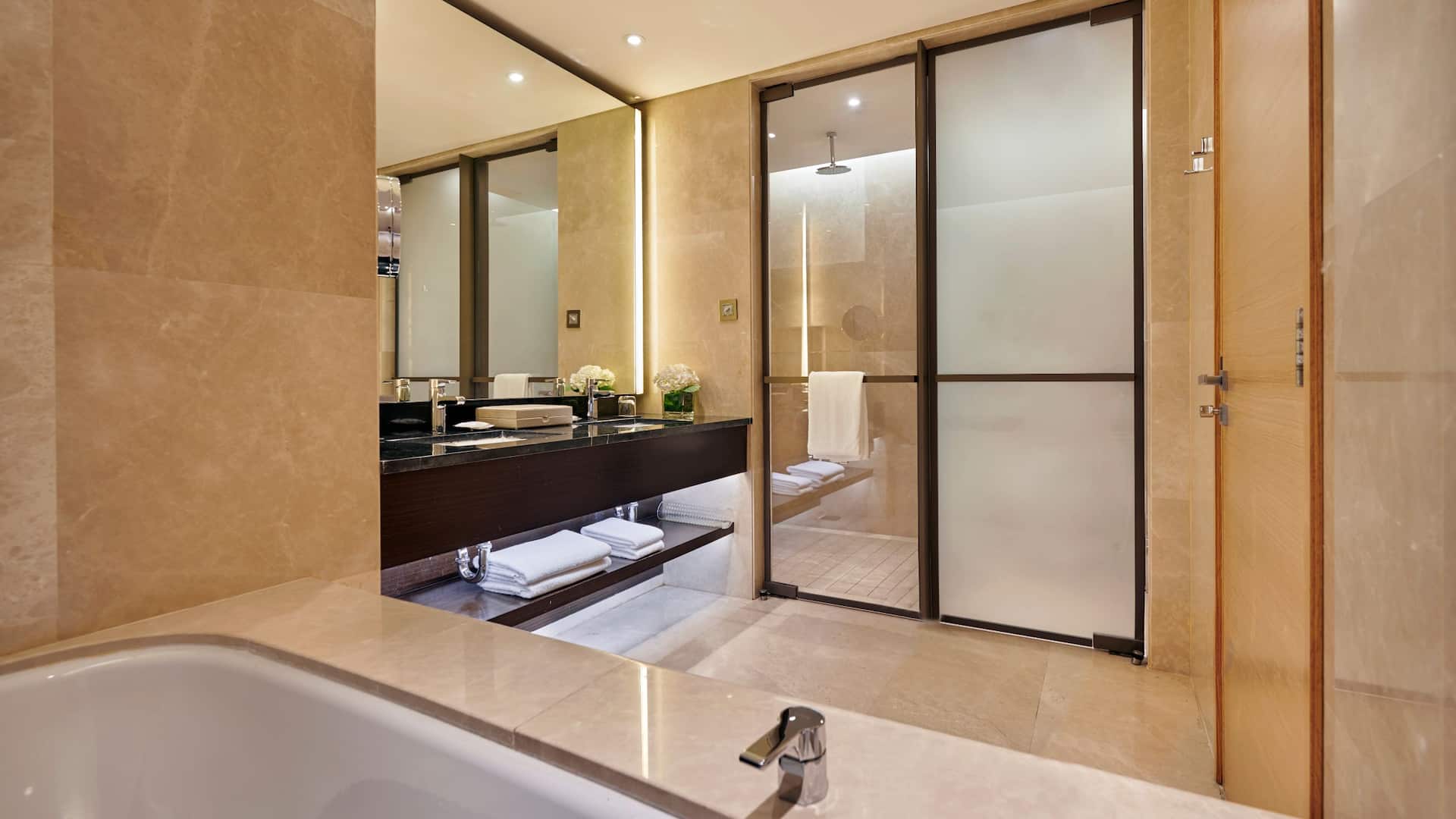 2 من 5 Hyatt Regency Riyadh Olaya Premium Room Bathroom