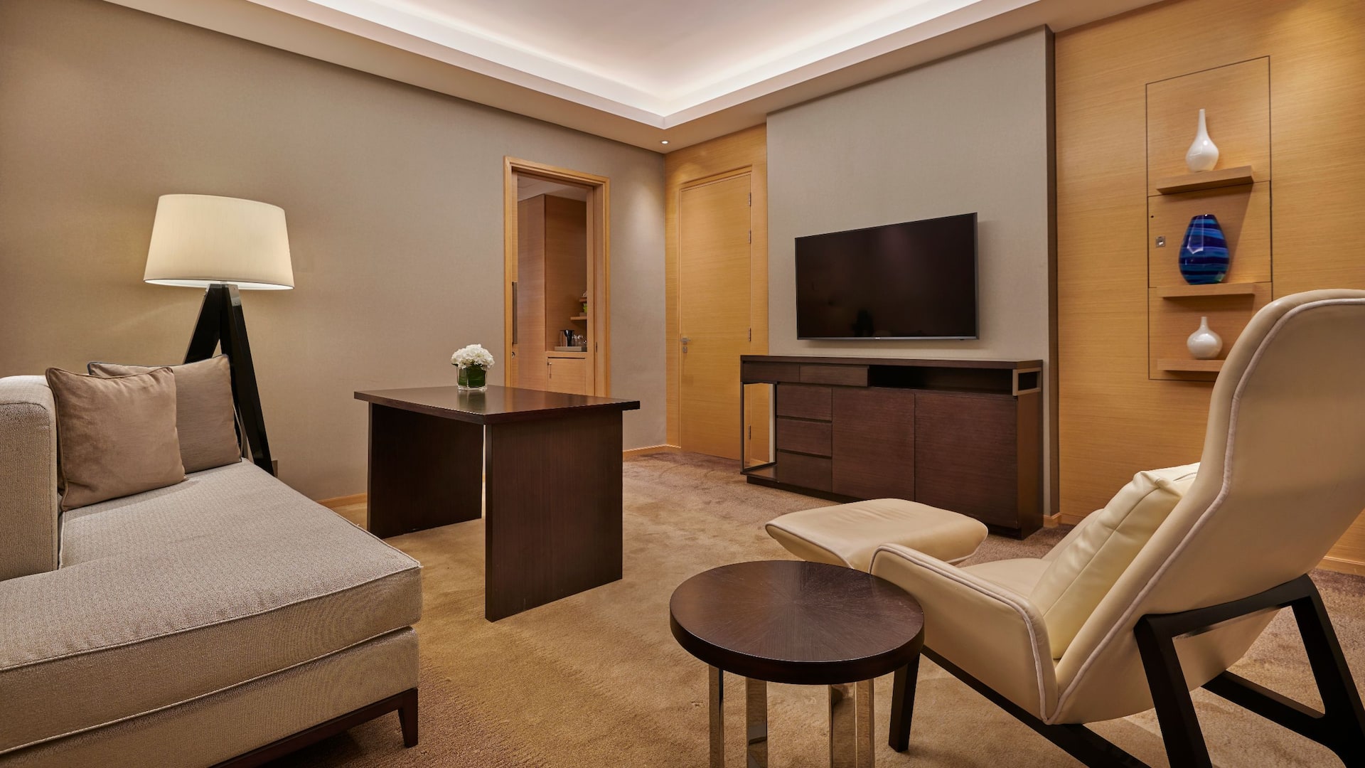 2 من 5 Hyatt Regency Riyadh Olaya Premier Room Living Room
