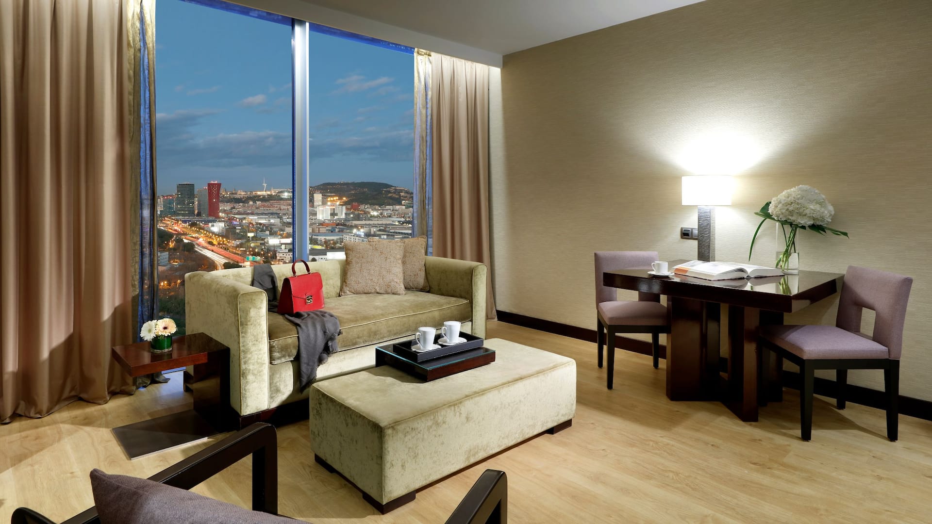 4 de 7 Hyatt Regency Barcelona Tower Executive Suite King Living Area