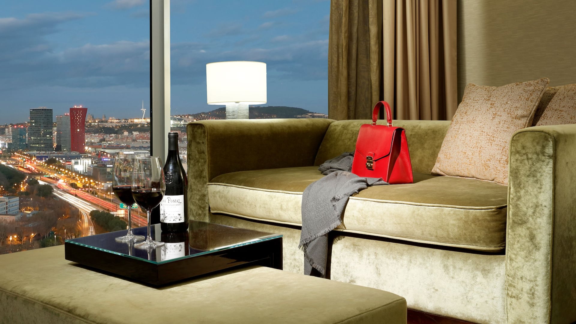 5 de 7 Hyatt Regency Barcelona Tower Executive Suite King Living Area