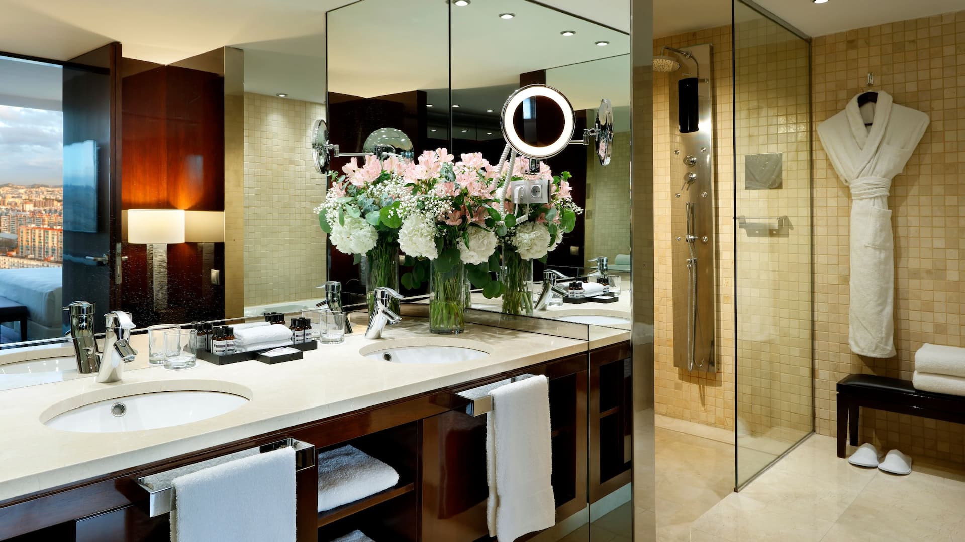 7 de 7 Hyatt Regency Barcelona Tower Executive Suite King Bathroom