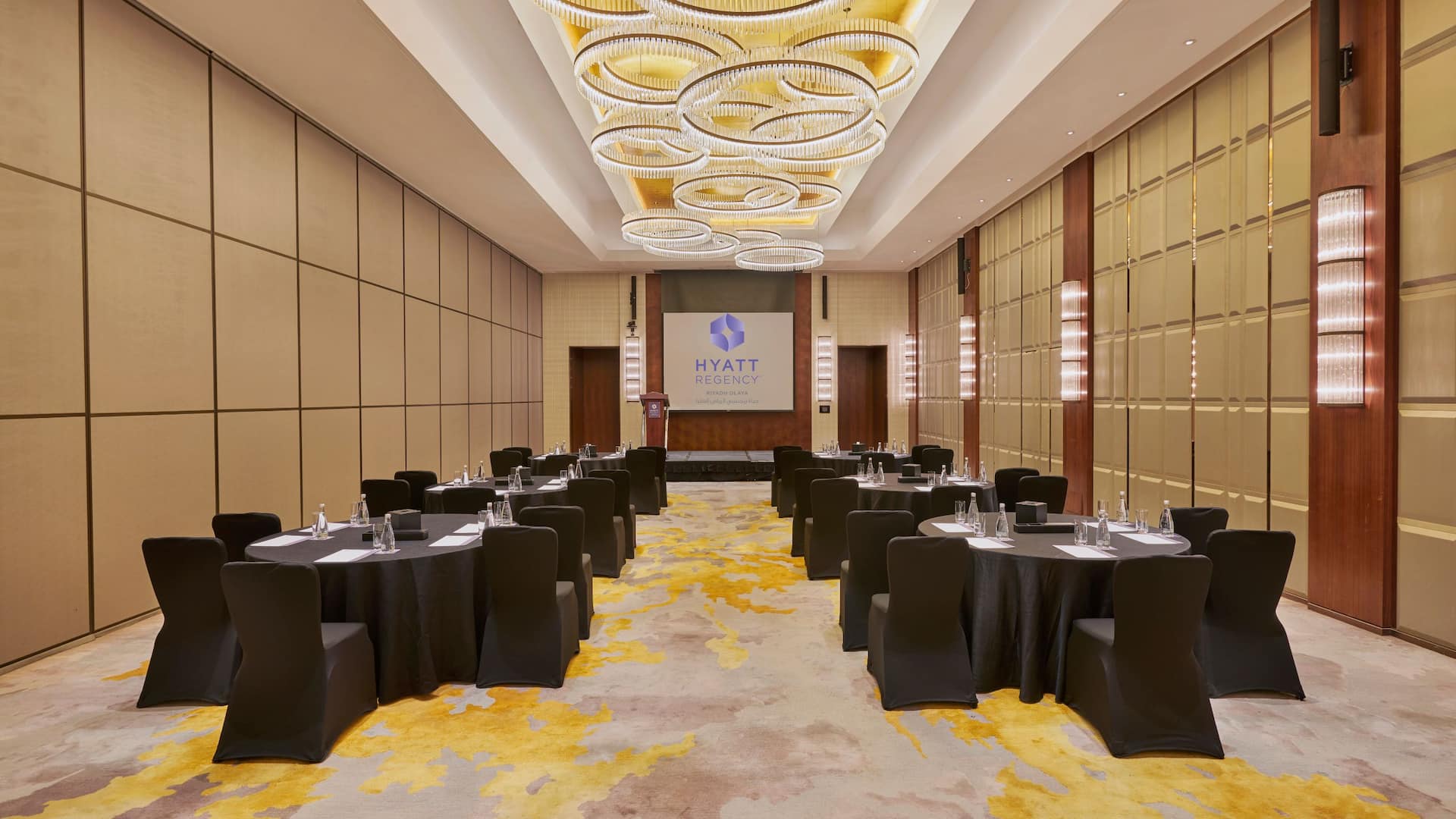 6 من 7 Hyatt Regency Riyadh Olaya Meeting Space Round Table Setup