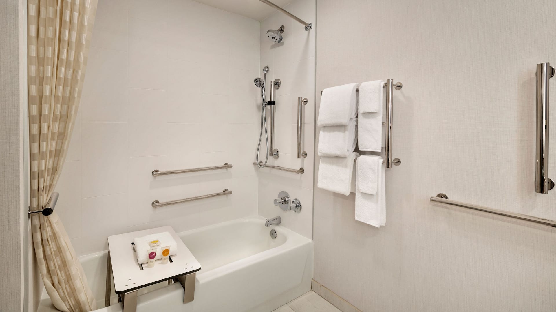 2 de 2 Hyatt Place Tucson-Central Accessible Bathroom