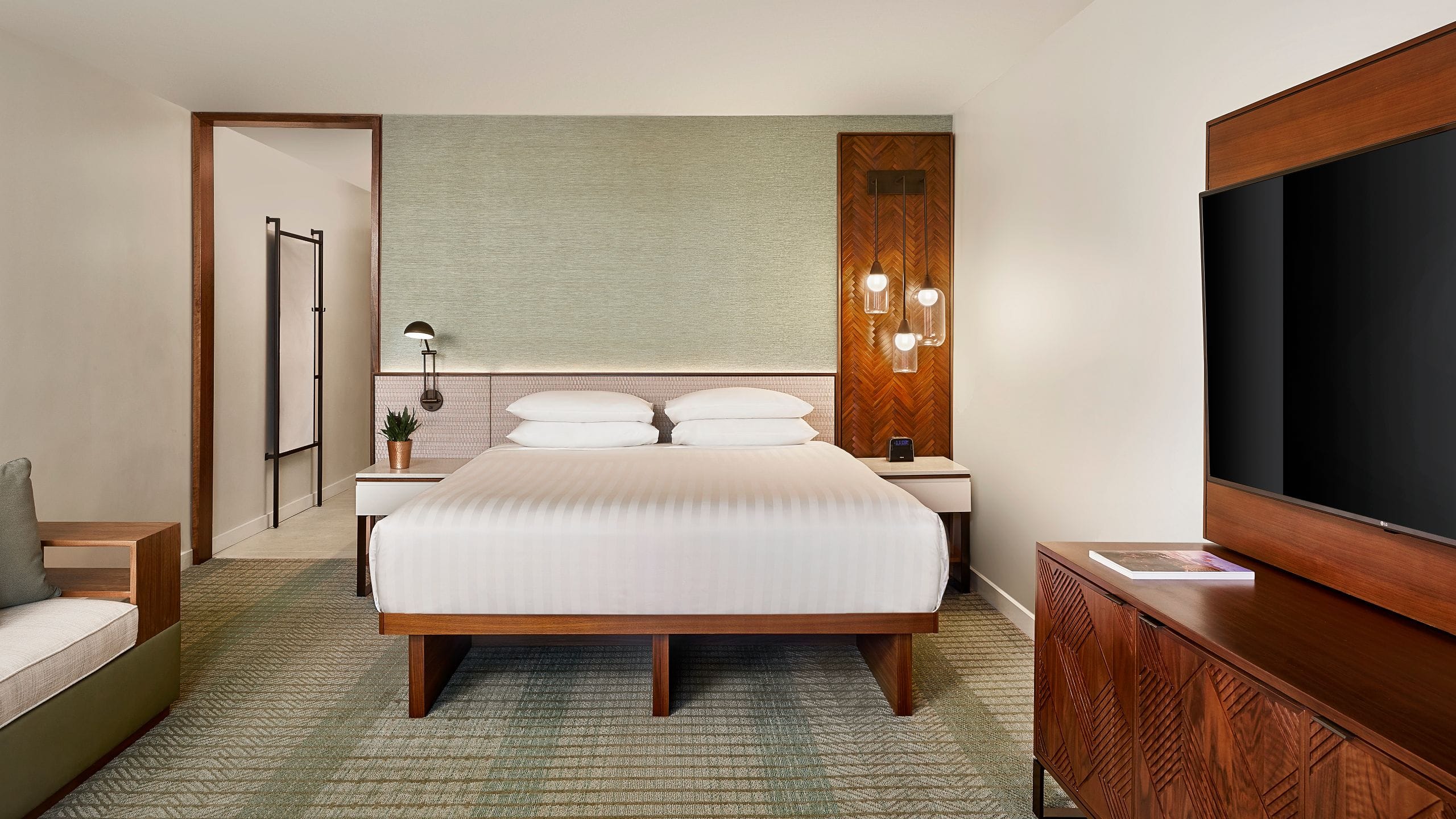 Hotel room at Hyatt Regency Maui Resort and Spa with 1 king bed