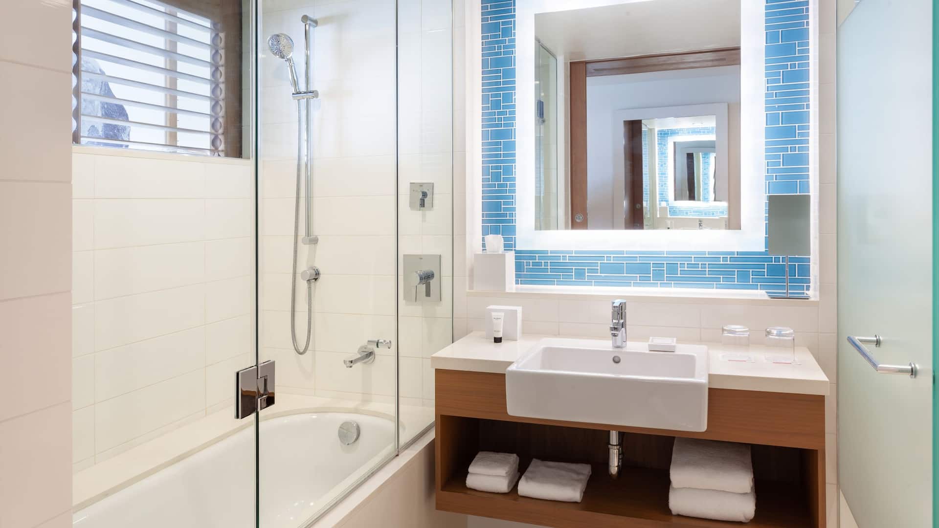 3/3 Grand Hyatt Baha Mar Two Queen Bathroom With Tub