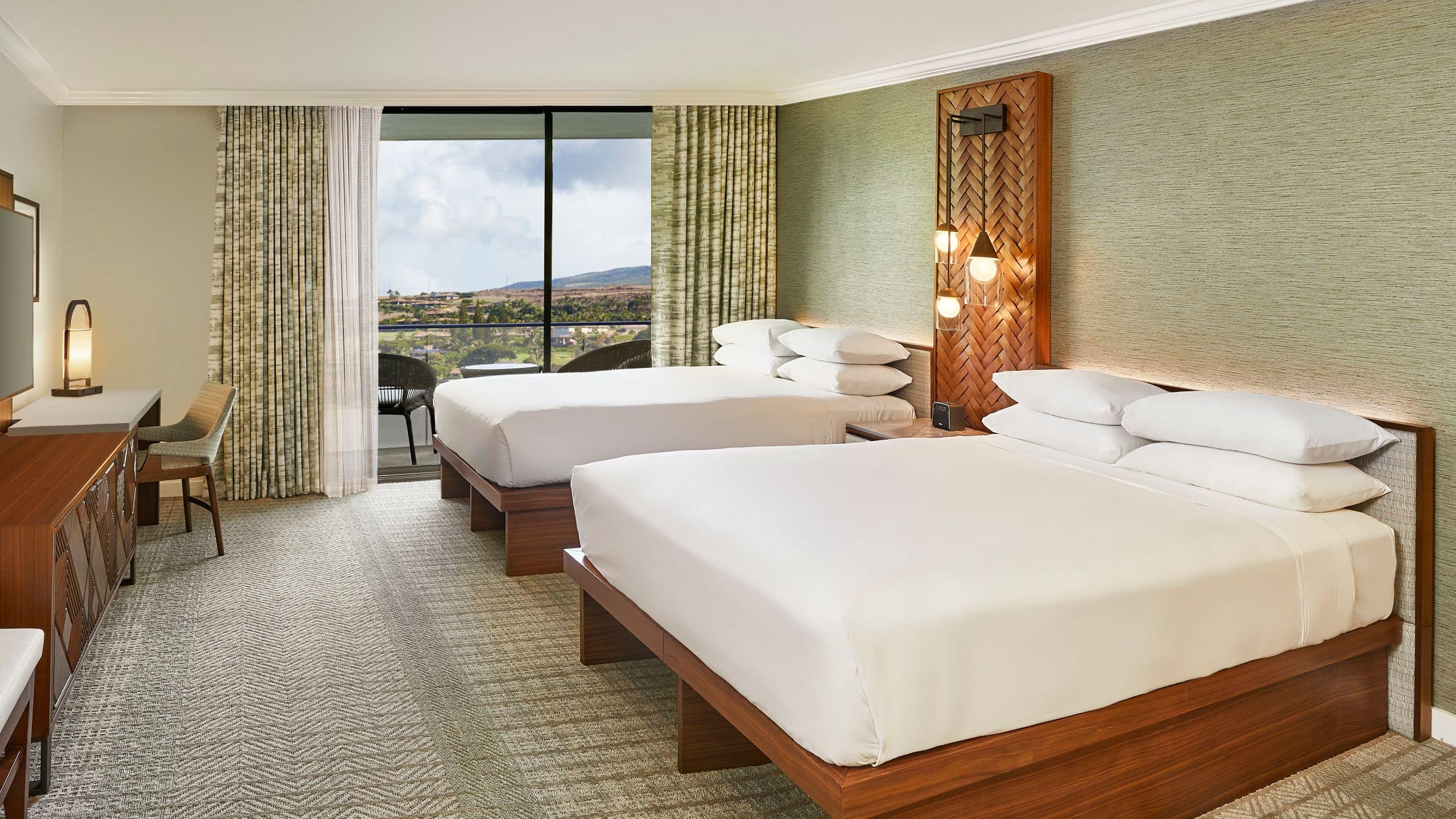 Hotel room near the mountains in Maui