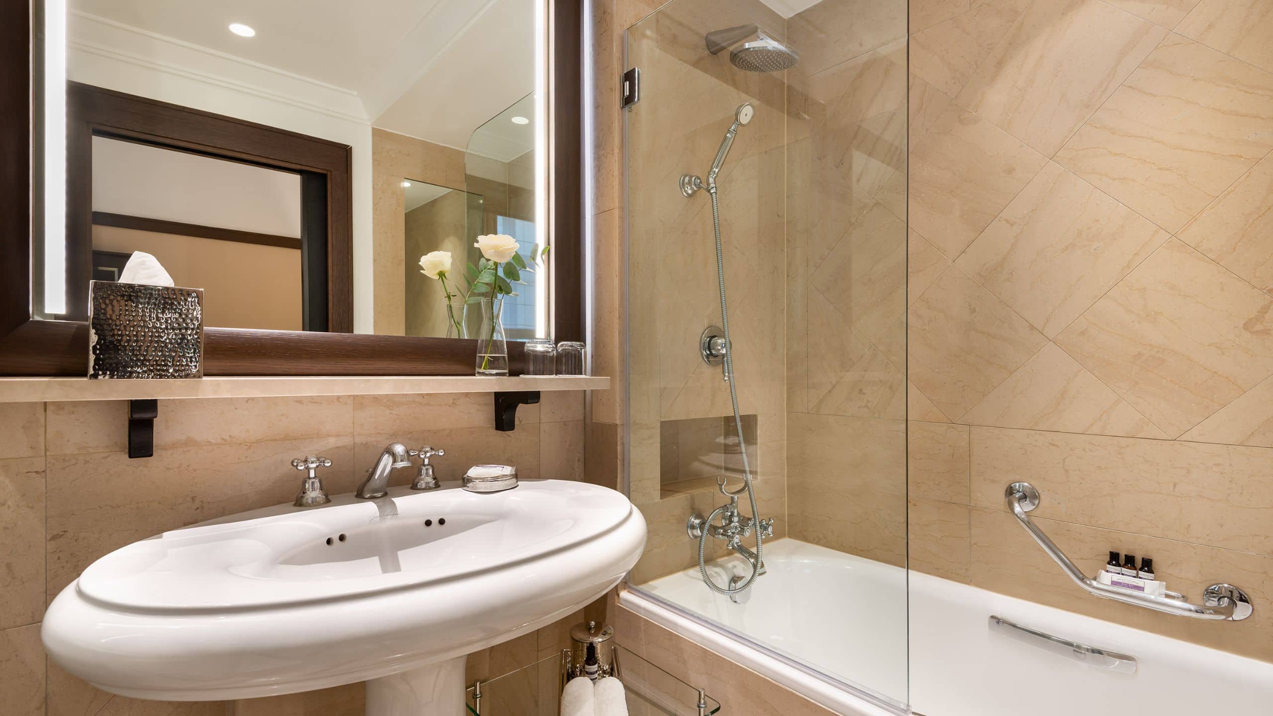 第 2，共 4 Hyatt Paris Madeleine Standard Guest Bathroom