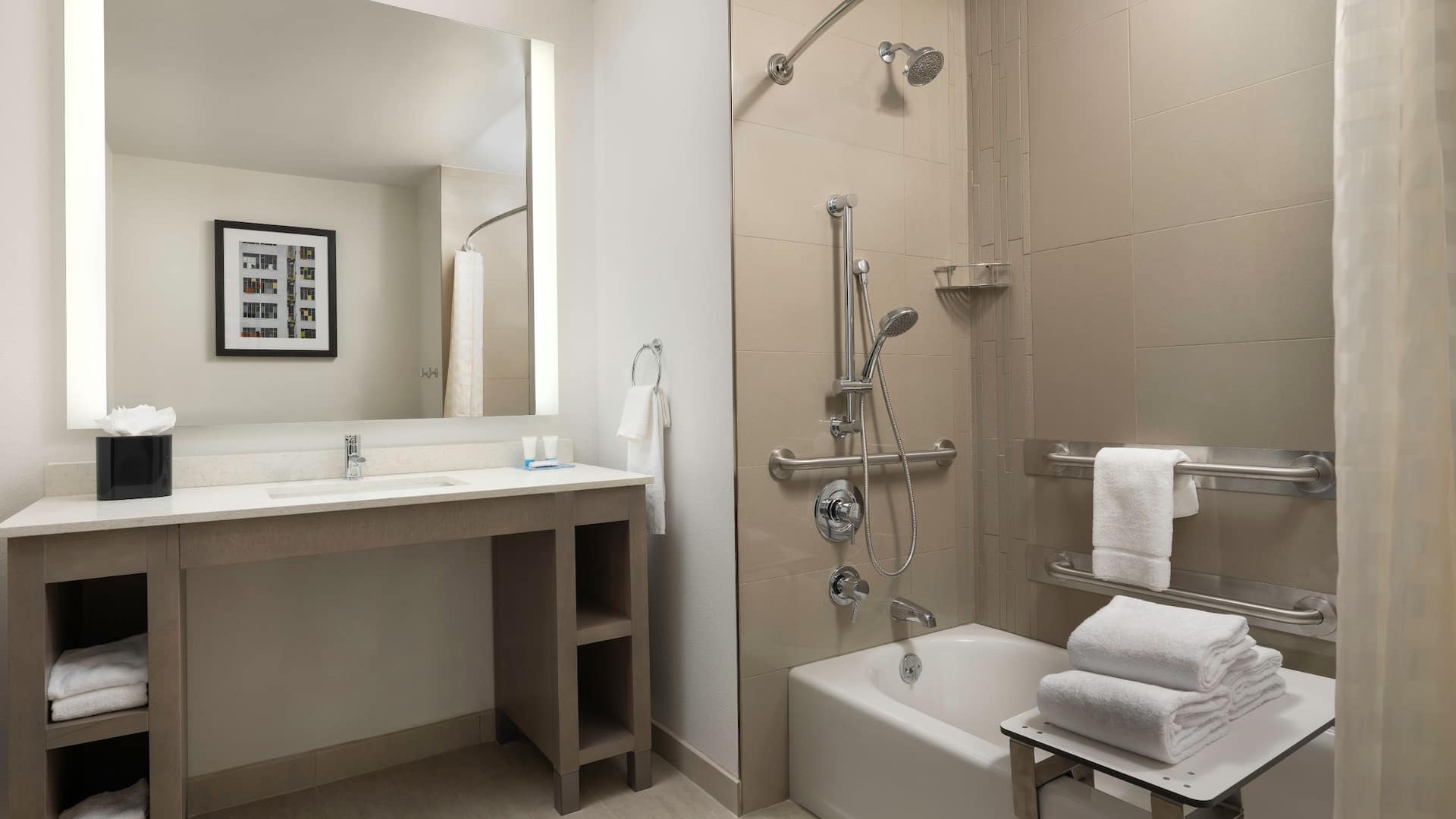 3 de 3 Hyatt House San Jose Airport ADA Bathroom Bathtub