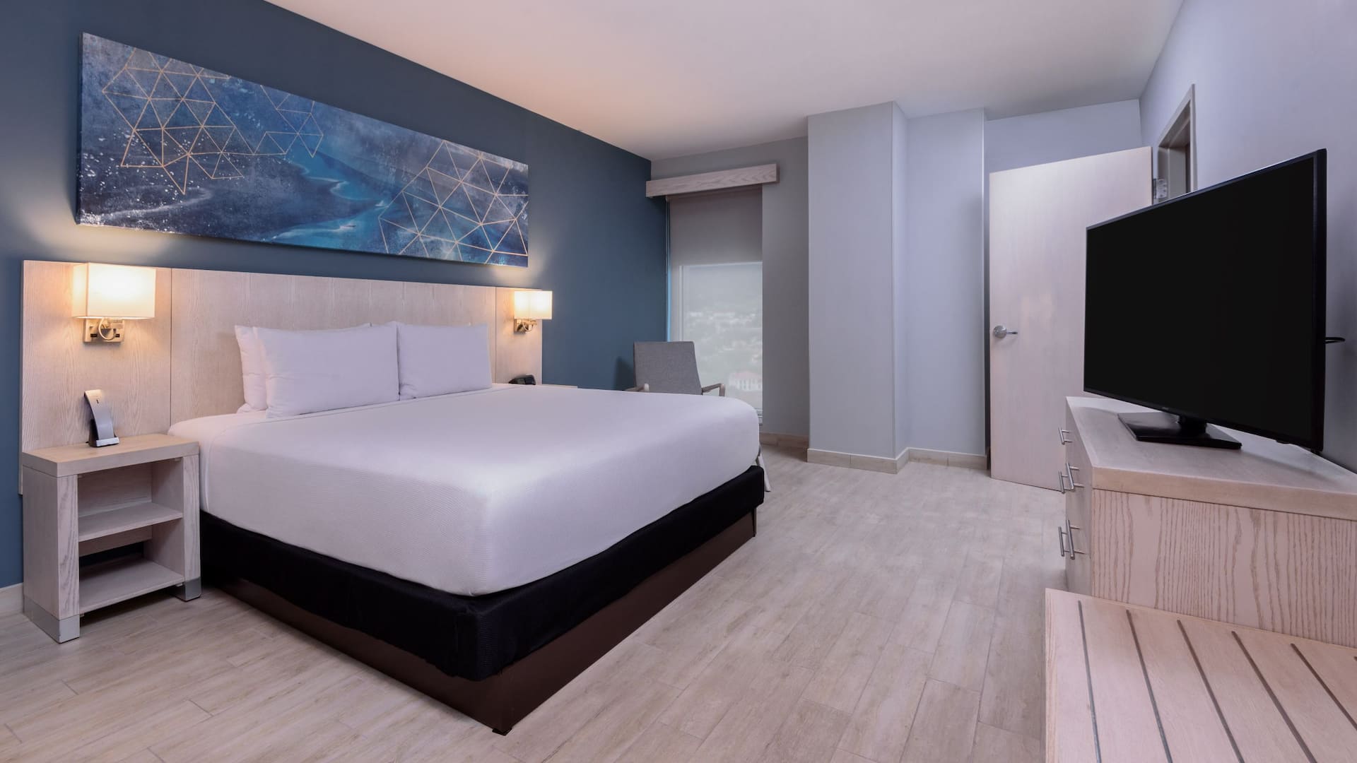 3/3 Hyatt Place San Pedro Sula King Bedroom TV