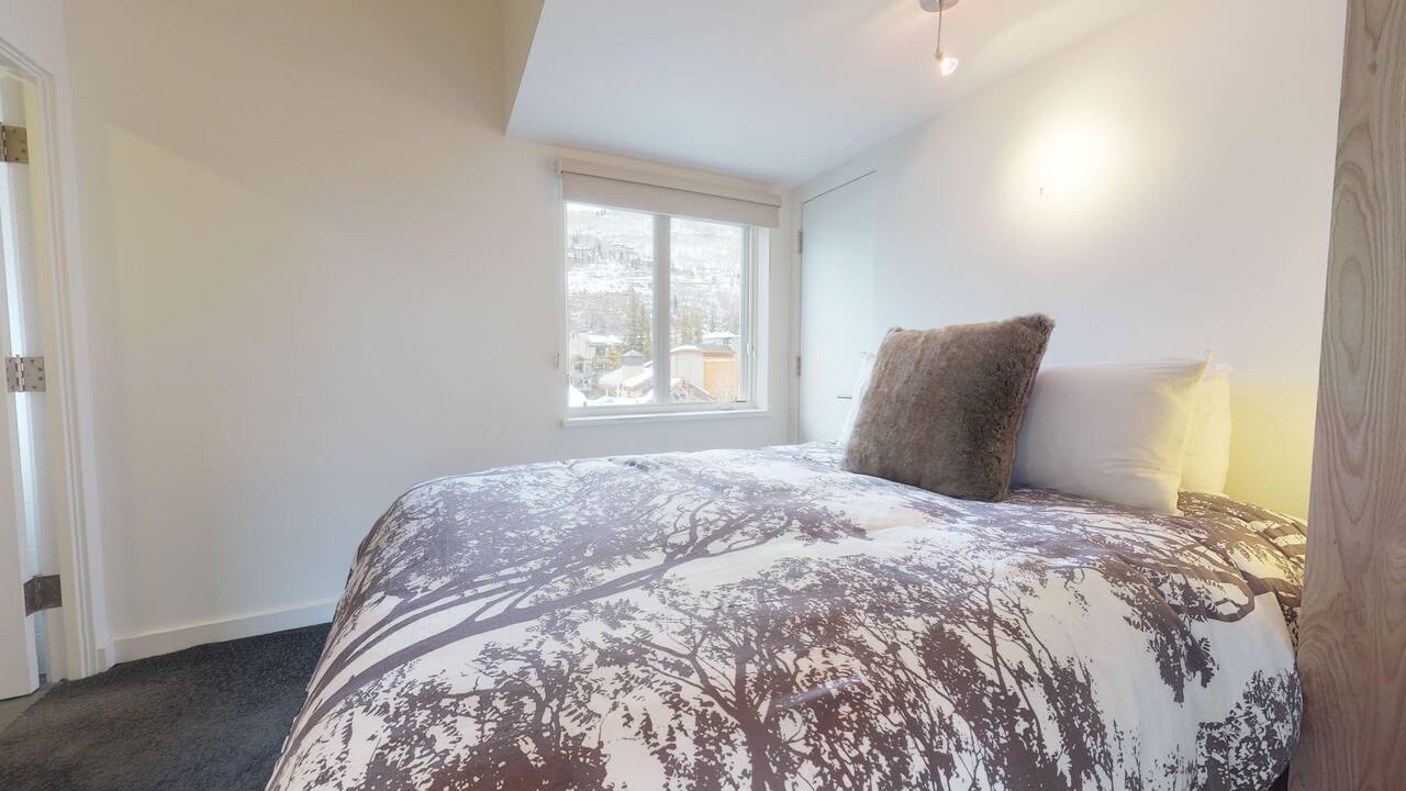 Mill Creek Queen Third Guest Room