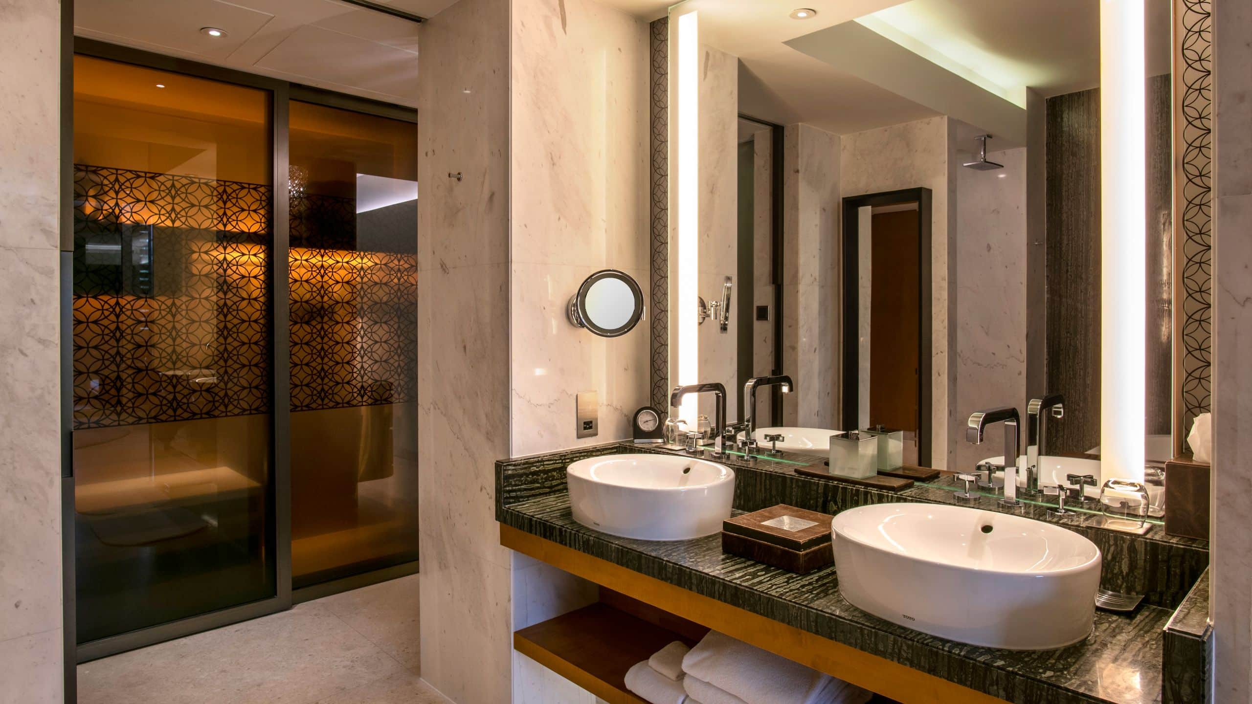 5 de 6 Park Hyatt Abu Dhabi Hotel and Villas Park Guest Bathroom