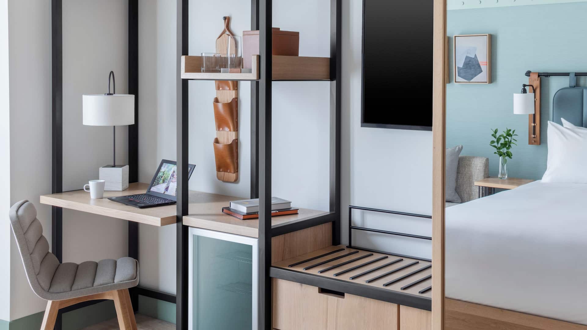 2 из 3 Hyatt Centric Center City Philadelphia King Guestroom Detail