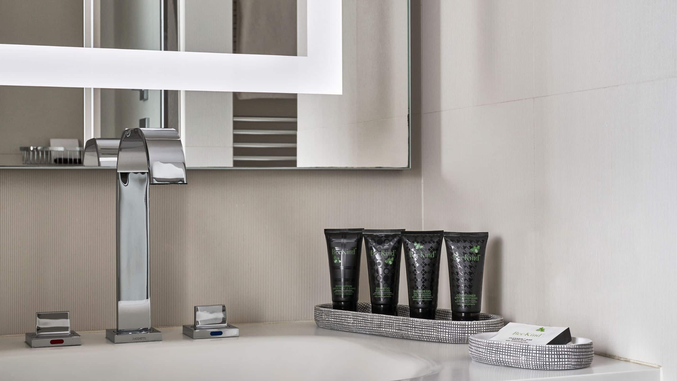 第 4，共 5 Hyatt Centric Milan Centrale Bathroom Detail