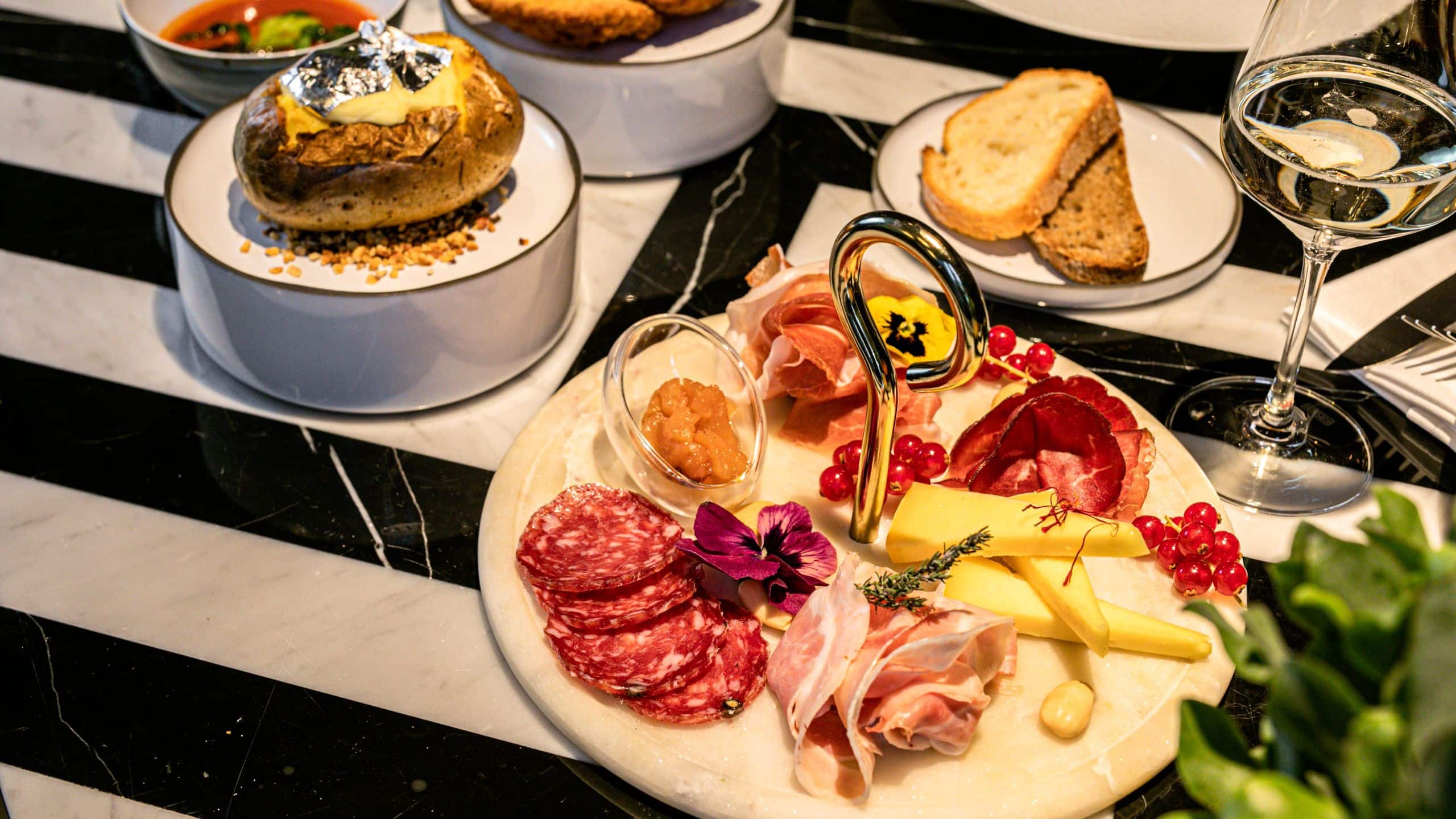Hyatt Centric Milan Centrale Cumi Restaurant Table