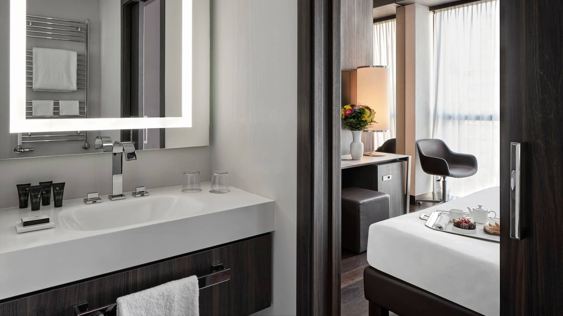2 of 5 Hyatt Centric Milan Centrale King Room Bathroom