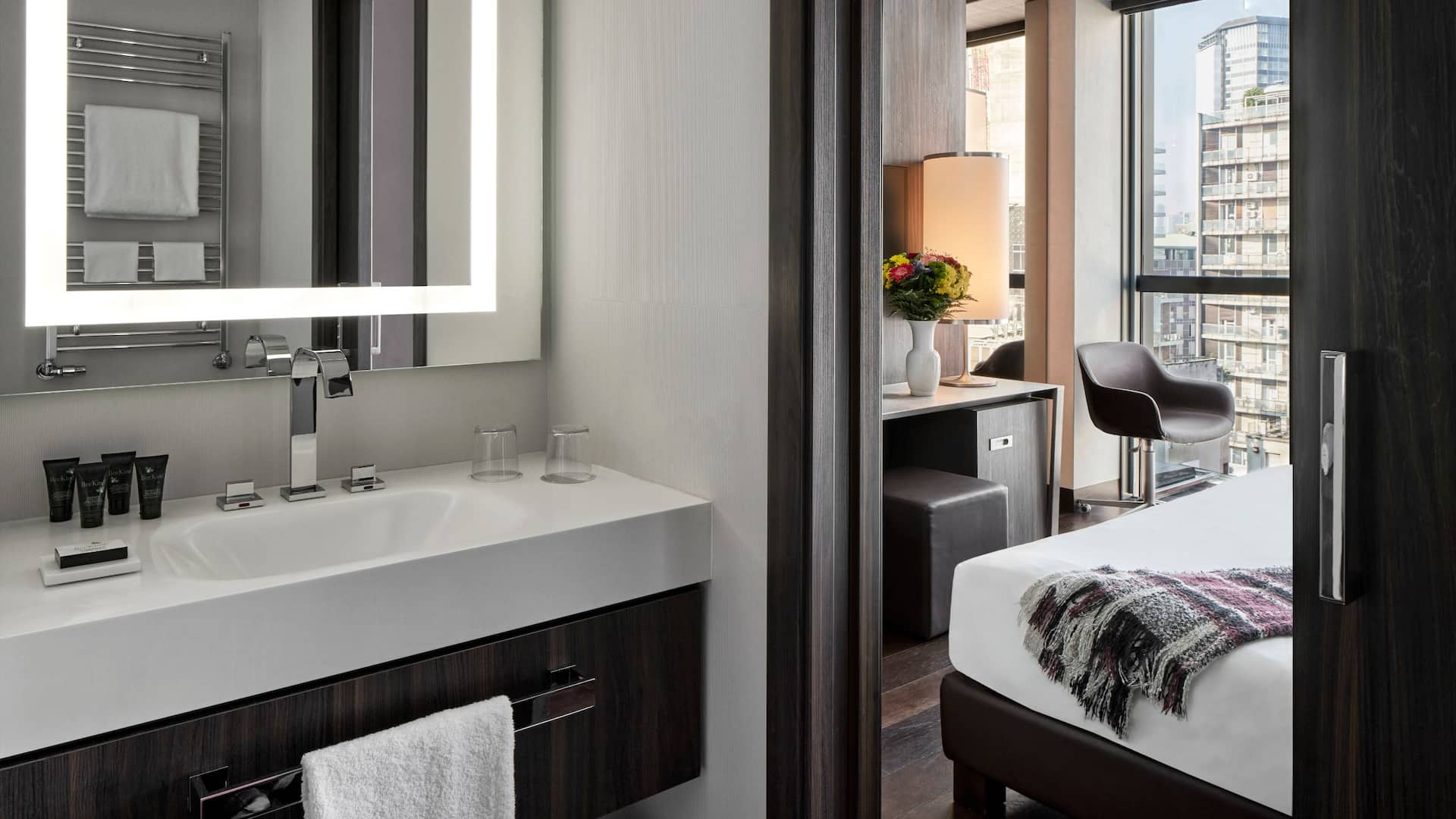 3 of 5 Hyatt Centric Milan Centrale King Room Bathroom