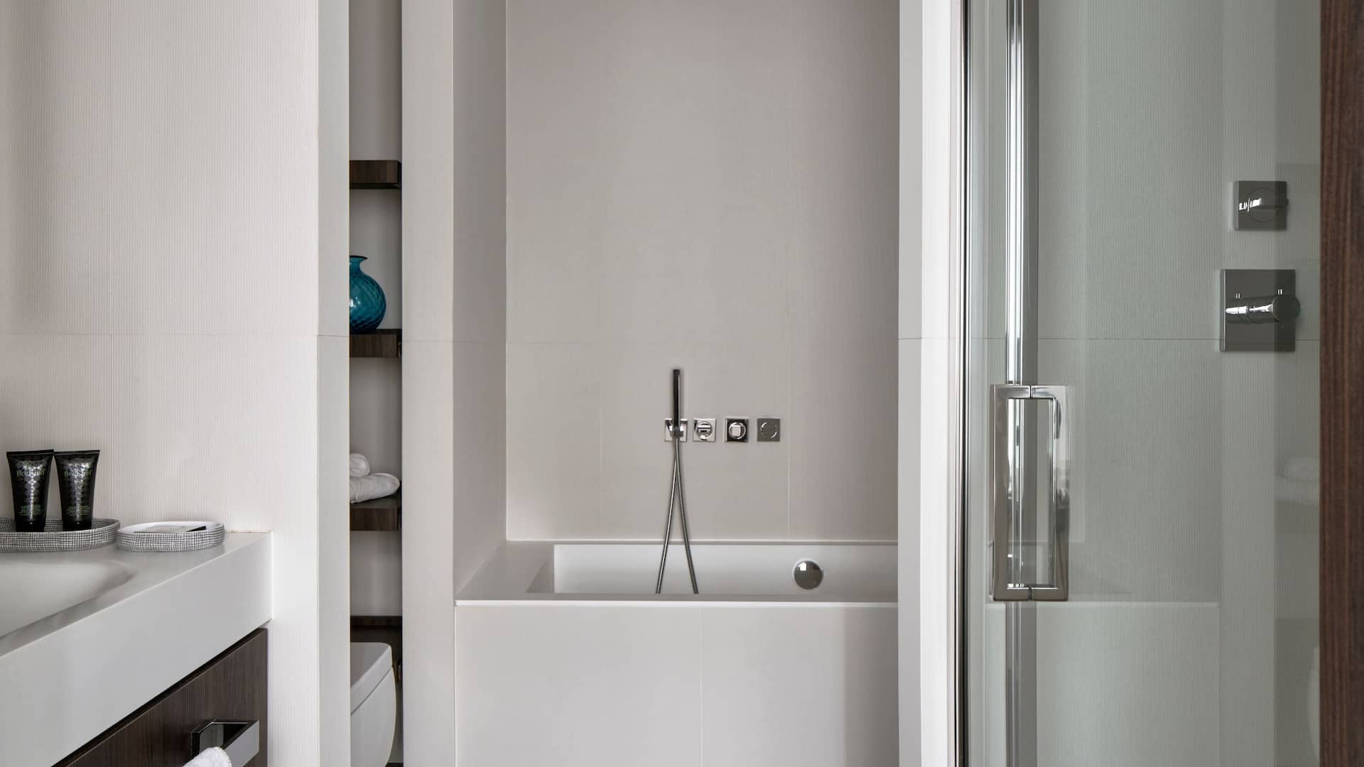 3 of 5 Hyatt Centric Milan Centrale Deluxe Suite Bathroom