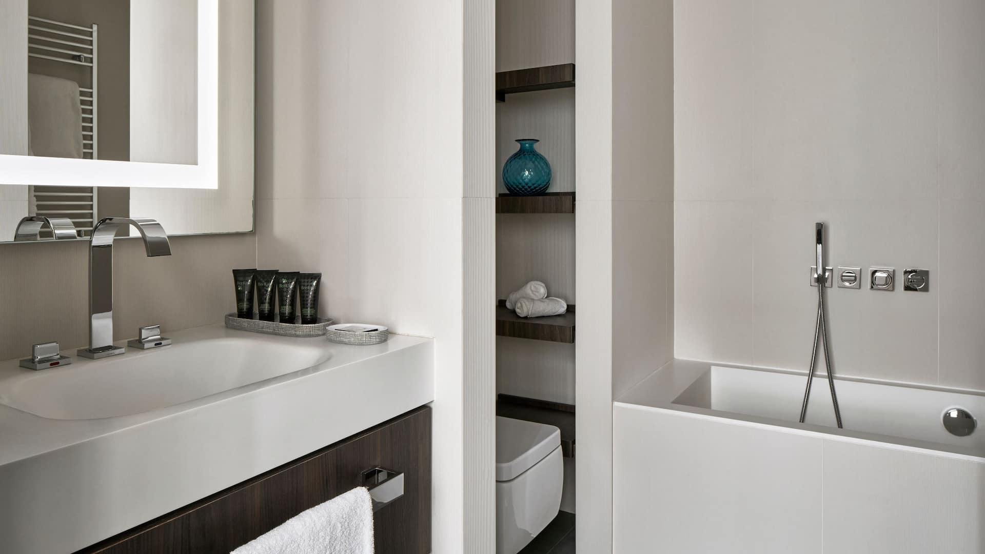 4 of 5 Hyatt Centric Milan Centrale Deluxe Suite Bathroom