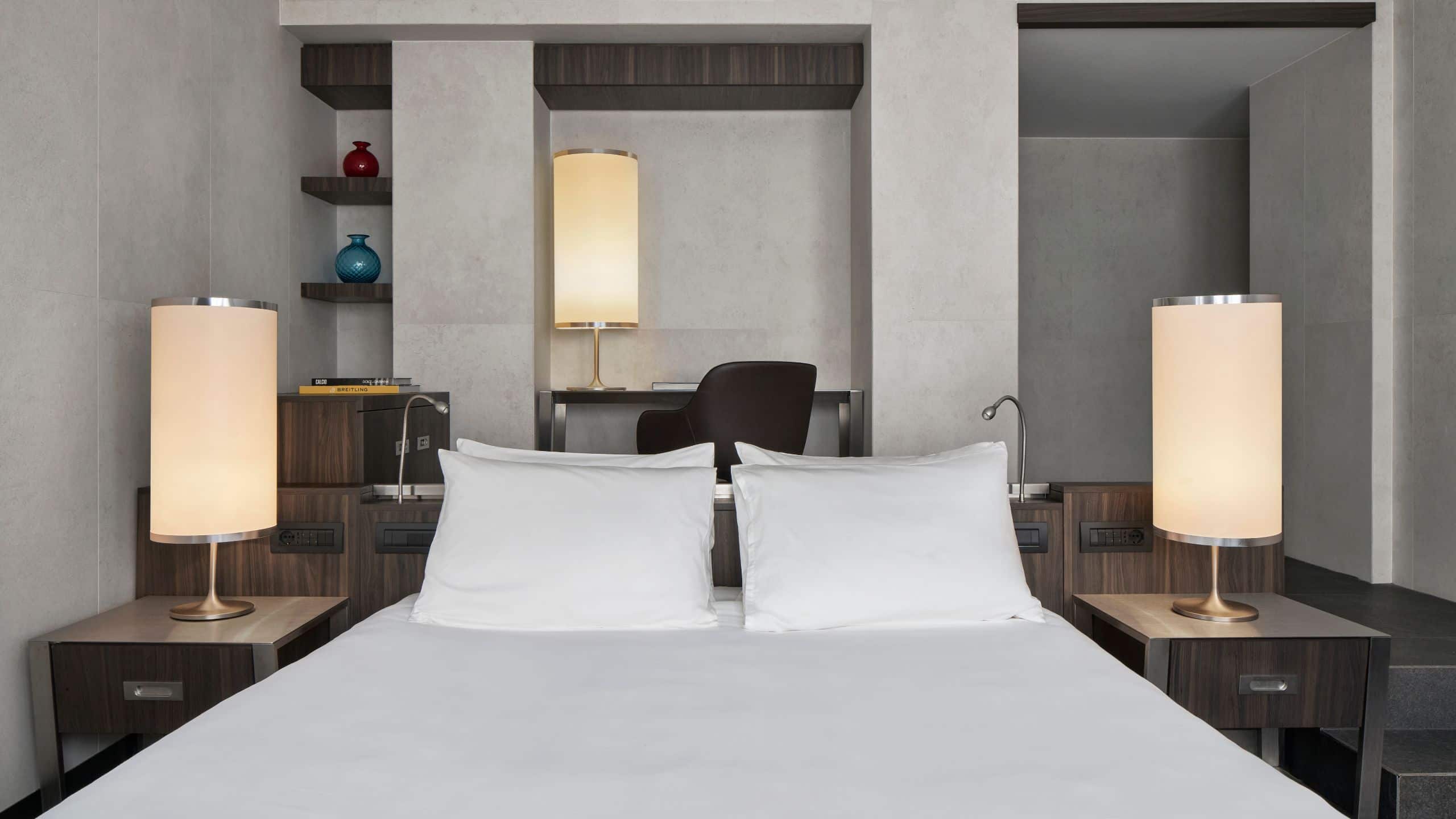 第 1，共 5 The modern Deluxe Suites at Hyatt Centric Milan Centrale feature a plush king bed, desk, sofa, and a large bathroom featuring a walk-in shower and separate tub.