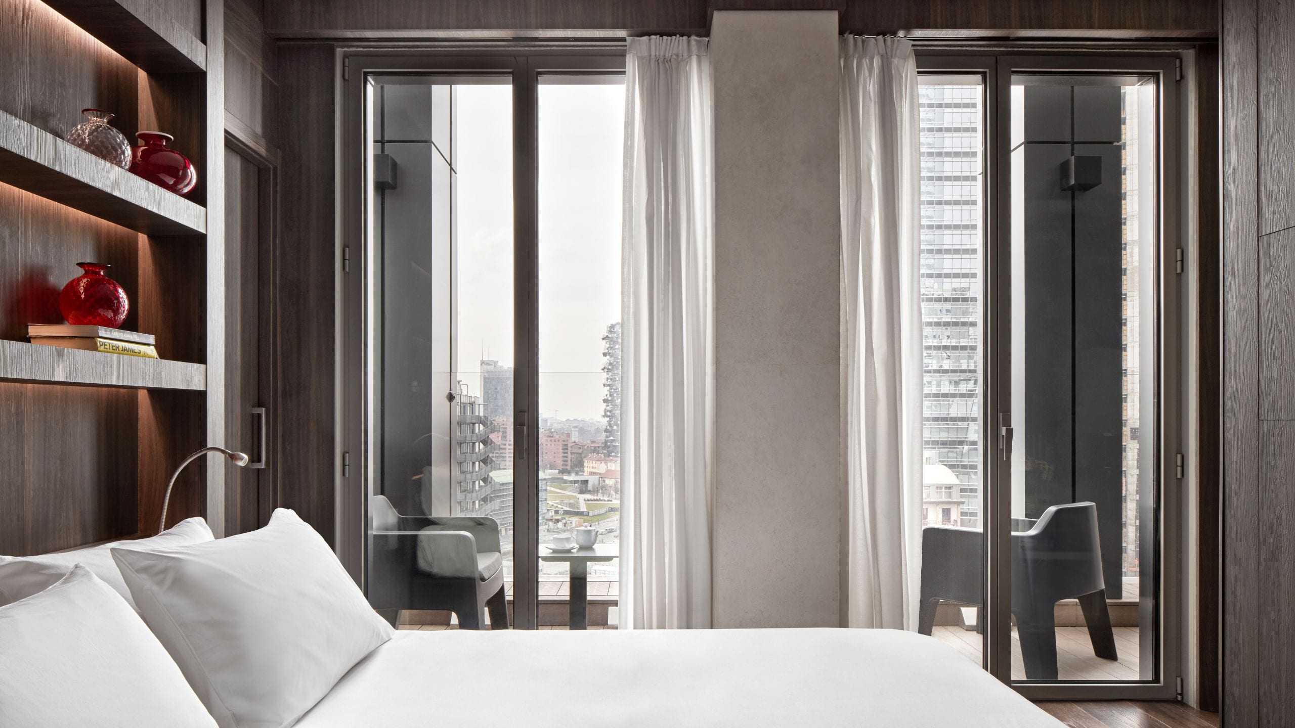 第 1，共 5 The Terrace Suite of design hotel Hyatt Centric Milan Centrale is located on the 12th floor, and features floor-to-ceiling windows as well as a spacious terrace where you can watch the scenes of Milan unfold.
