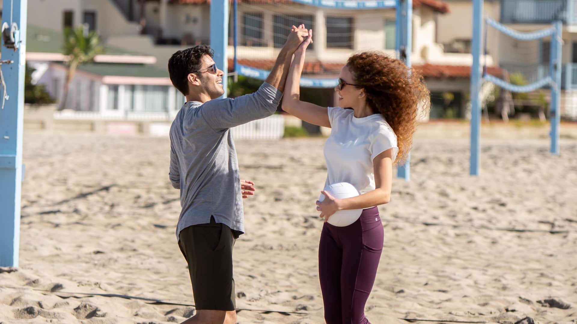 Global HY_P275 San Diego Beach Couple