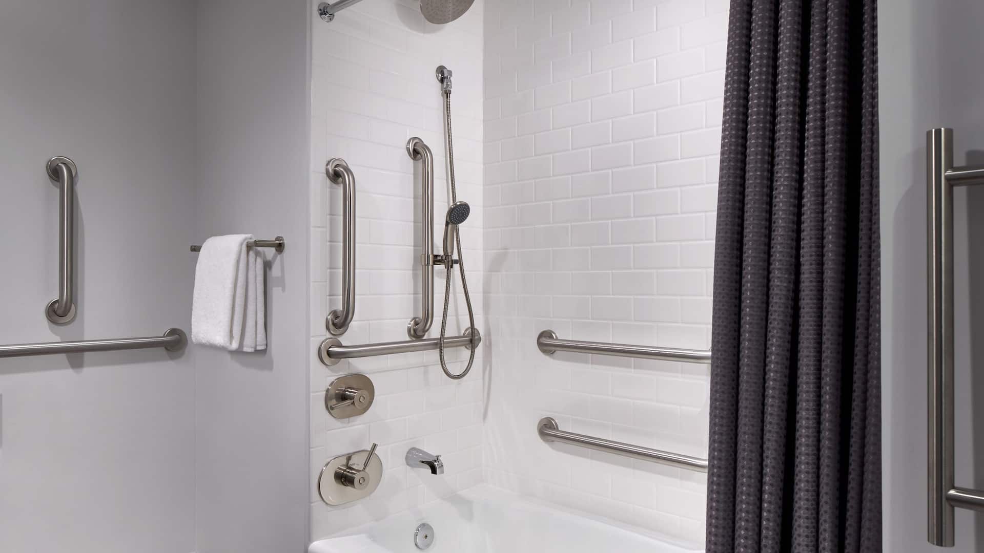 2 von 2 Hyatt Centric Old Town Alexandria ADA Bathroom with Bathtub