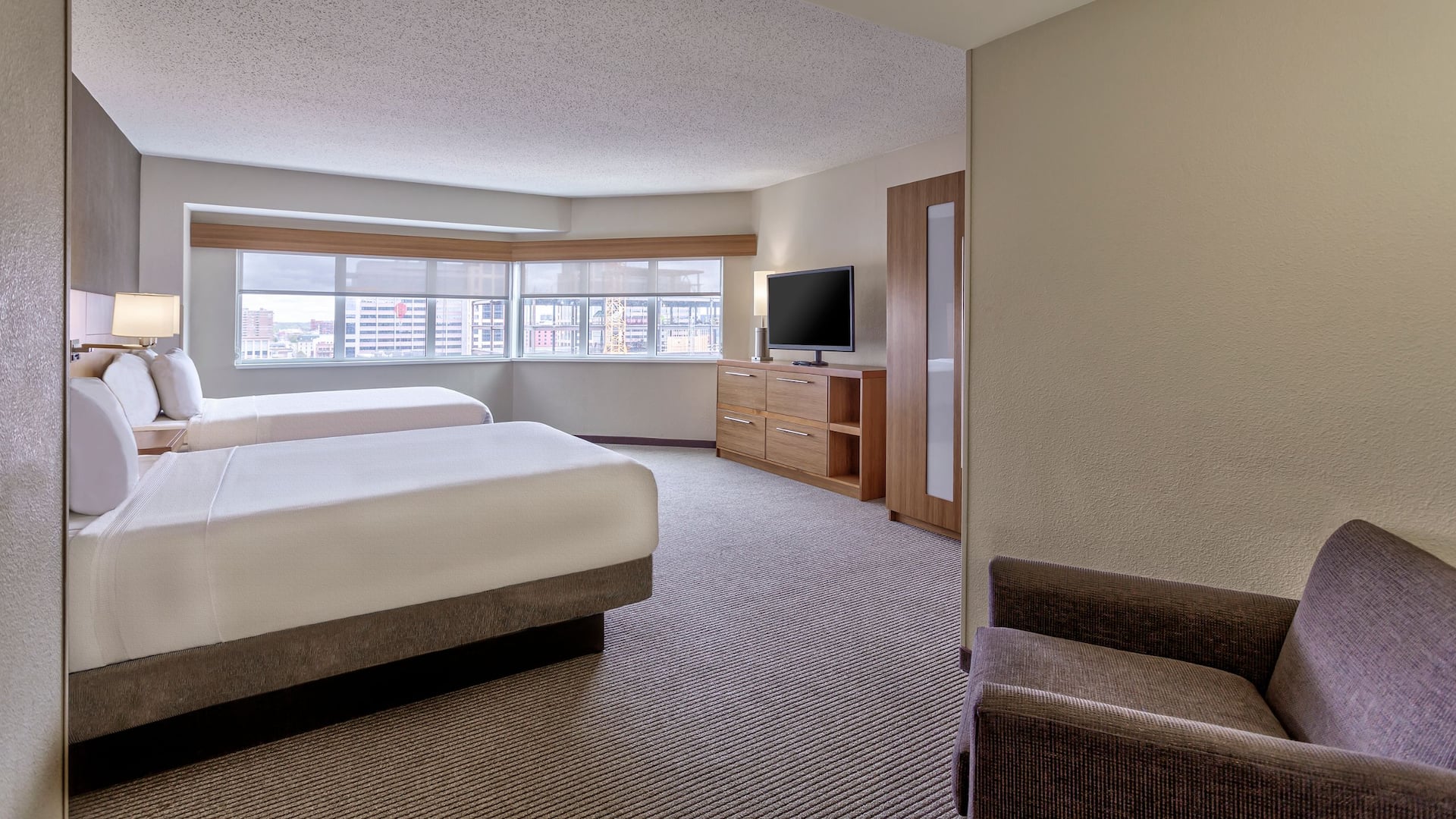 Hyatt Place Minneapolis/Downtown HPSQ Bed and Chair