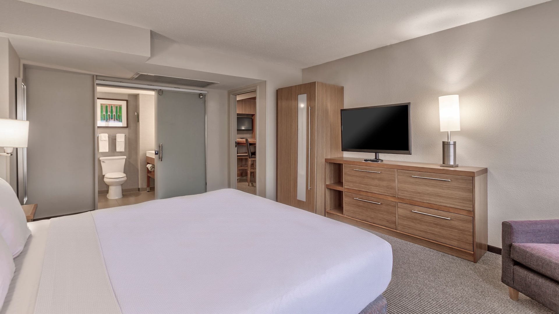 Hyatt Place Minneapolis/Downtown KNGM Bed and TV Console