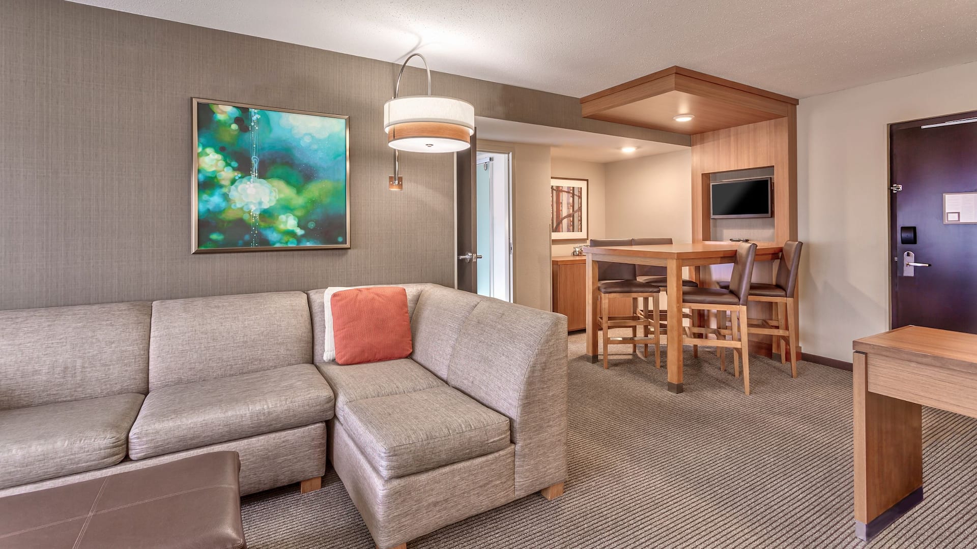 Hyatt Place Minneapolis/Downtown KNGM Sofa and Table