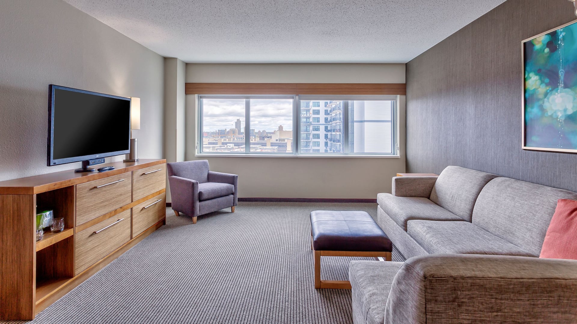 Hyatt Place Minneapolis/Downtown KNGM Sofa and TV