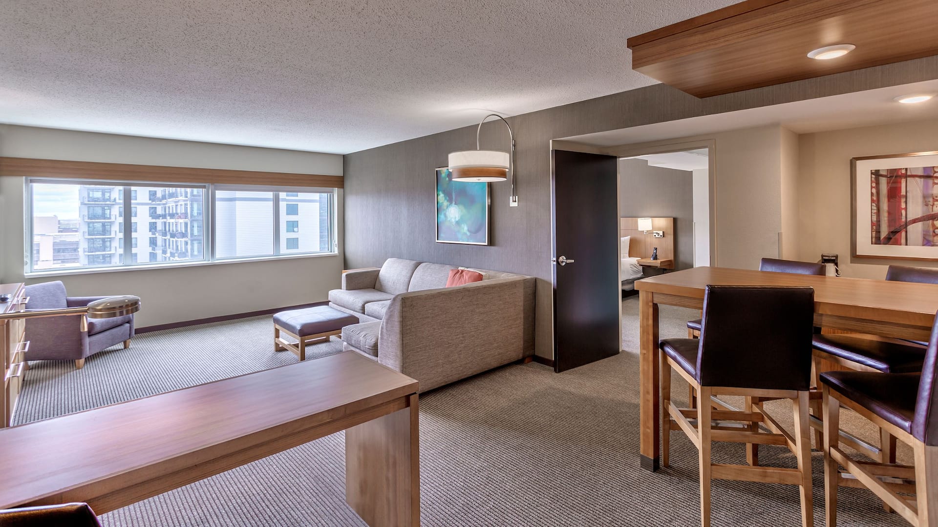 Hyatt Place Minneapolis/Downtown KNGM Table and Desk