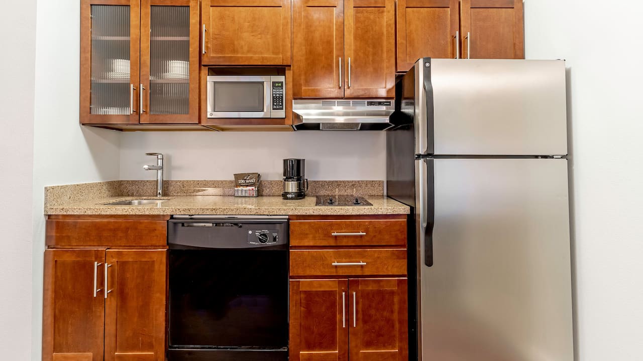 Short Pump hotel room kitchen at Hyatt House Richmond / Short Pump