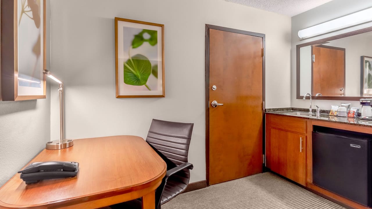 Hotel in Charlotte with Desk Workspace and Free WIFI at Hyatt Place Charlotte Airport / Tyvola