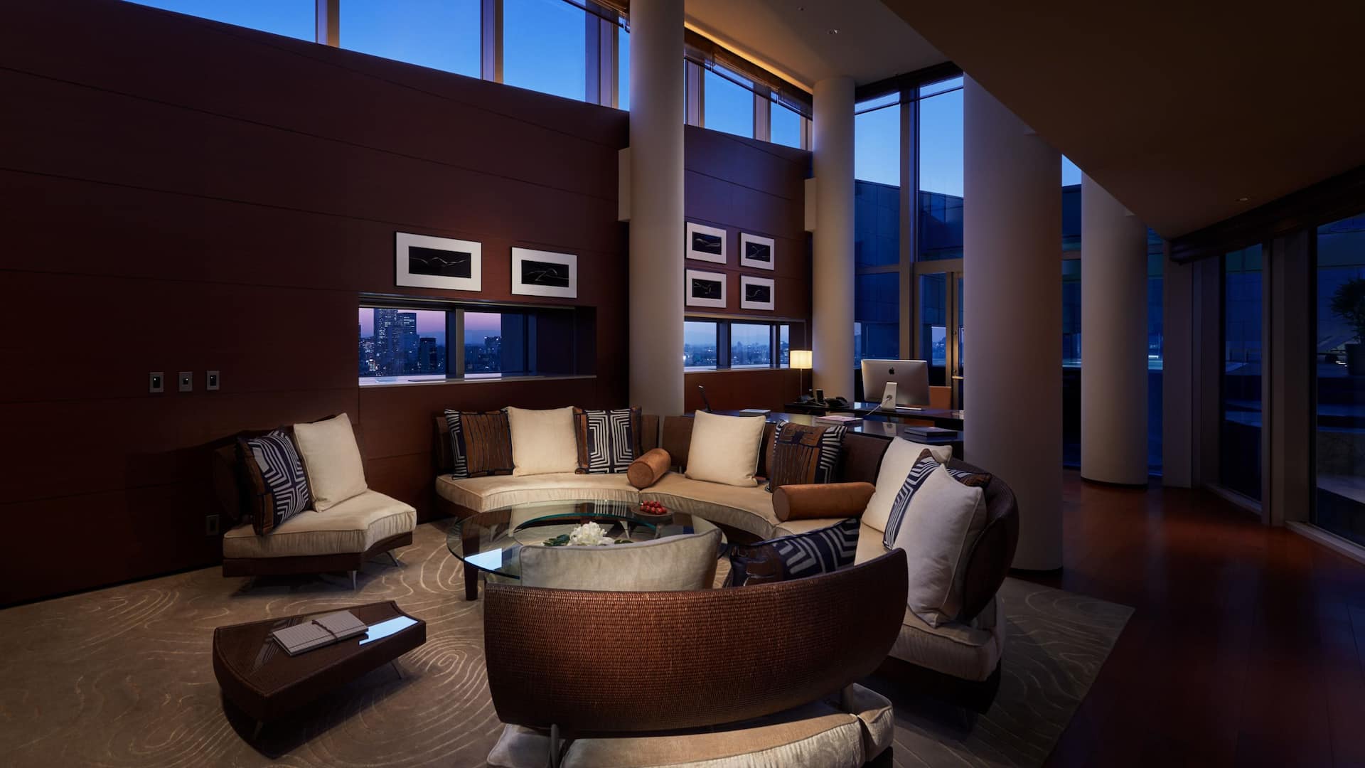 第 3，共 8 Grand Hyatt Tokyo Presidential Suite Livingroom Night
