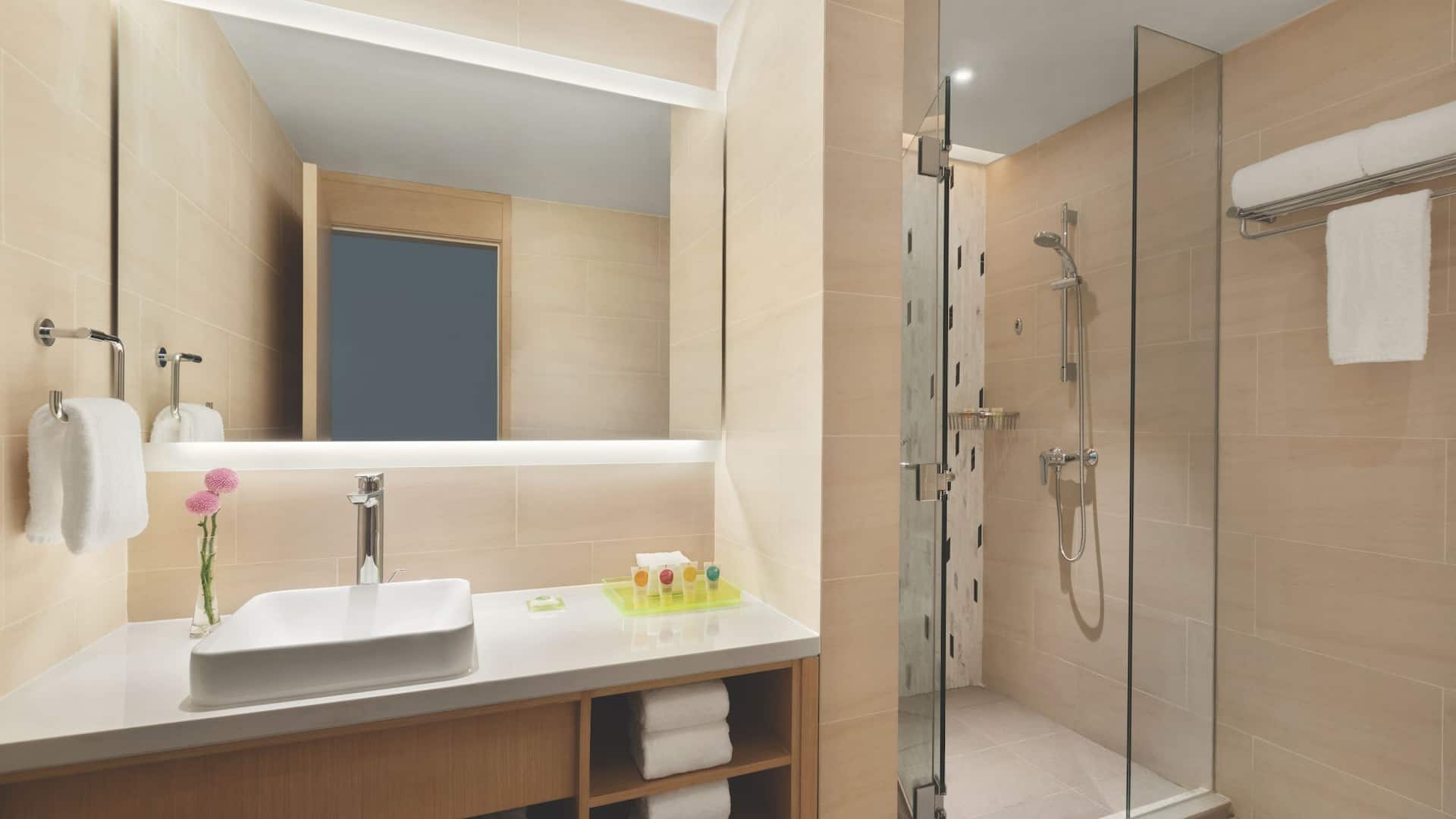 4 из 4 Hyatt Place Chengdu Pebble Walk Guest Bathroom